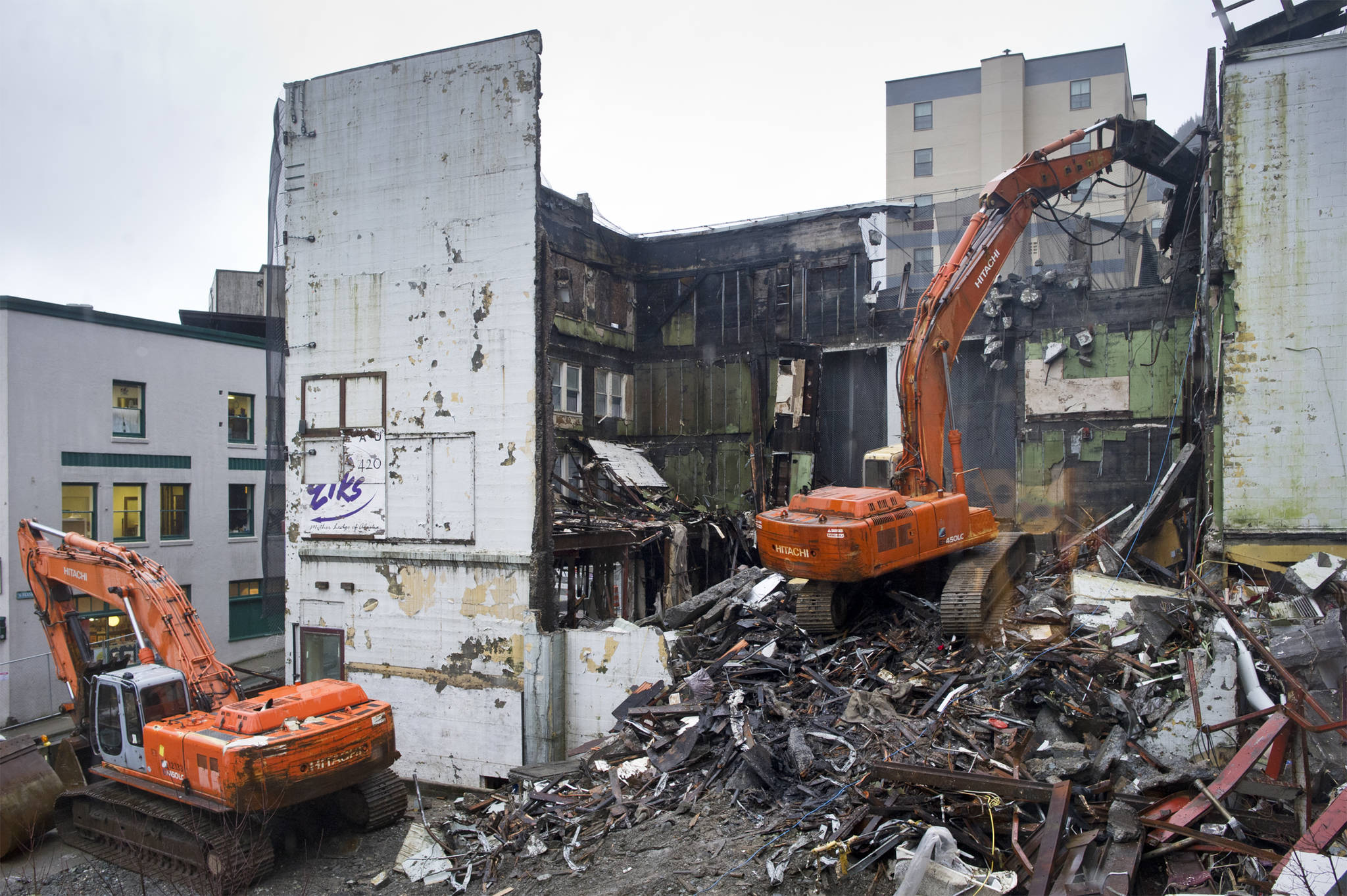 Southeast Earthmovers demolish the Gastineau Apartments in January 2016. (Michael Penn | Juneau Empire File)
