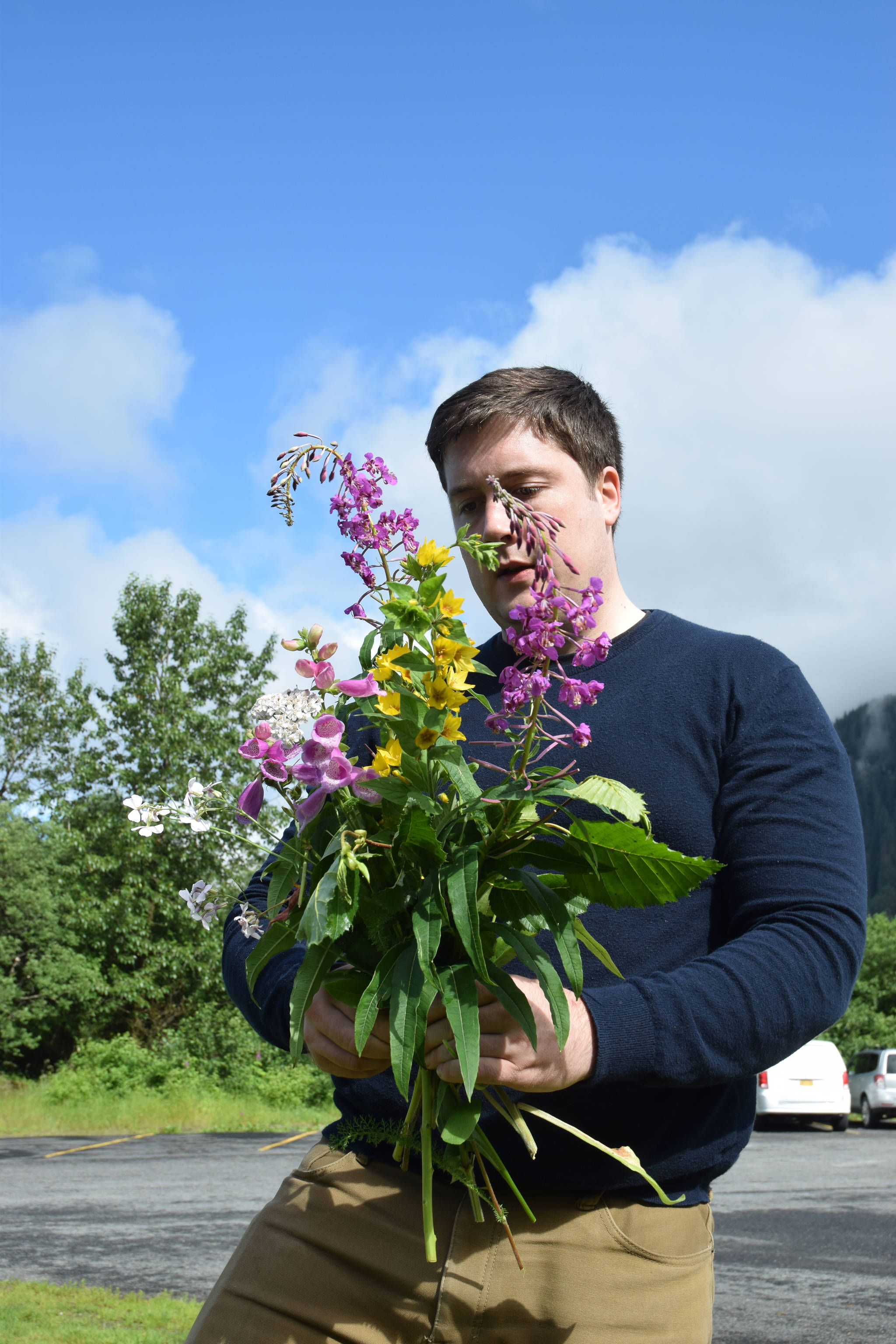 Arranging a locally sourced bouquet of wildflowers. (Photo by Alex McCarthy/Juneau Empire)