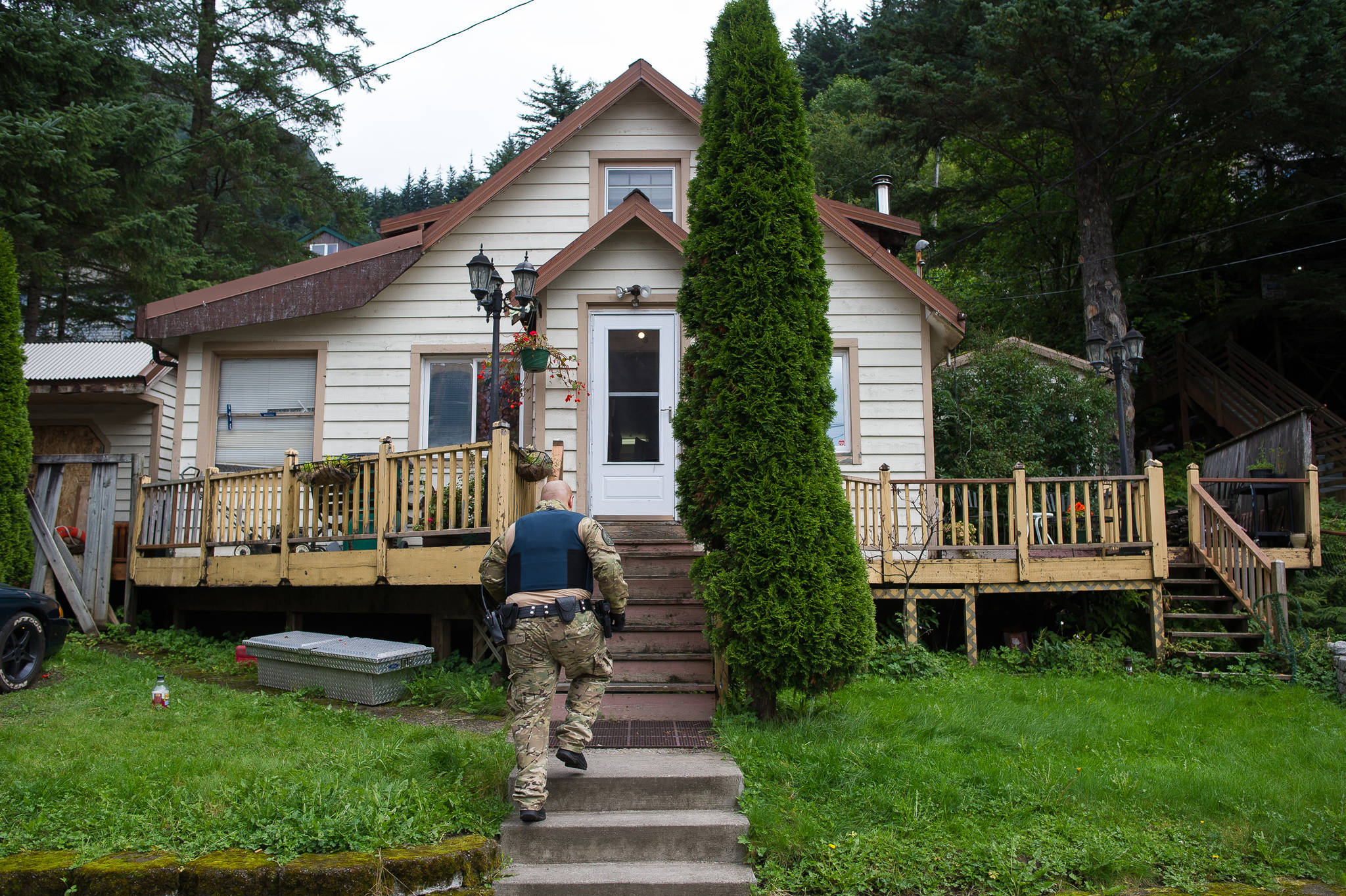Juneau police and Alaska State Troopers search James Barrett’s house at 401 Harris Street on Tuesday, Aug. 29, 2017. (Michael Penn | Juneau Empire File)
