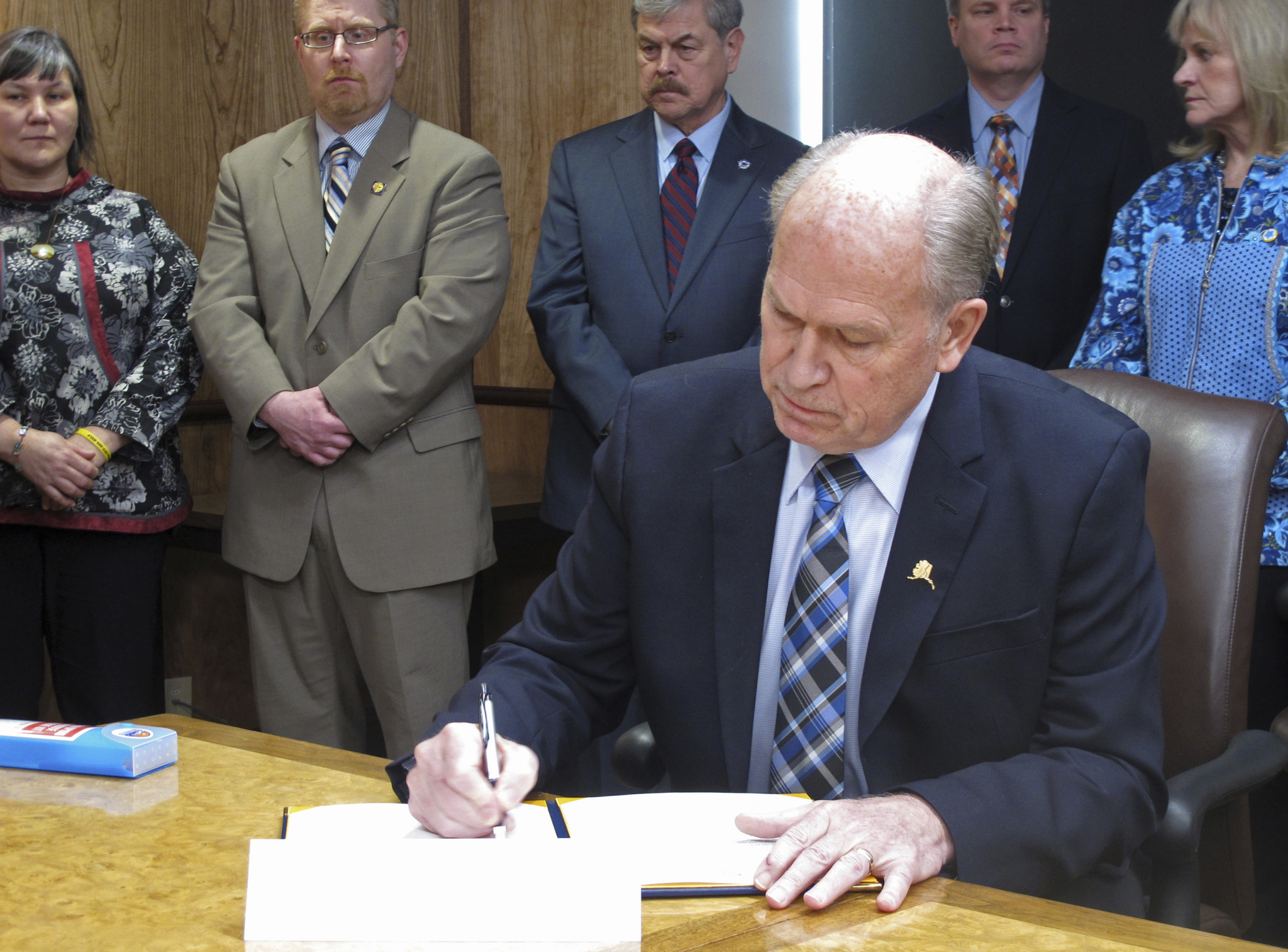 Governor signs order with plans to fight opioid abuse