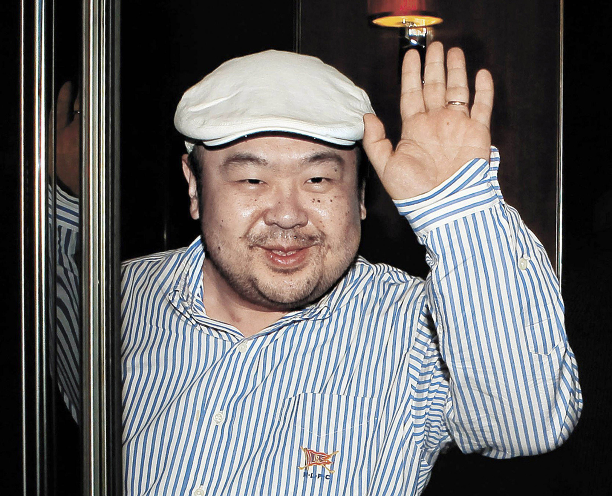 In this June 4, 2010 photo, dressed in jeans and blue suede loafers, Kim Jong Nam, the eldest son of then North Korean leader Kim Jong Il, waves after his first-ever interview with South Korean media in Macau. (Shin In-seop | JoongAng Ilbo)