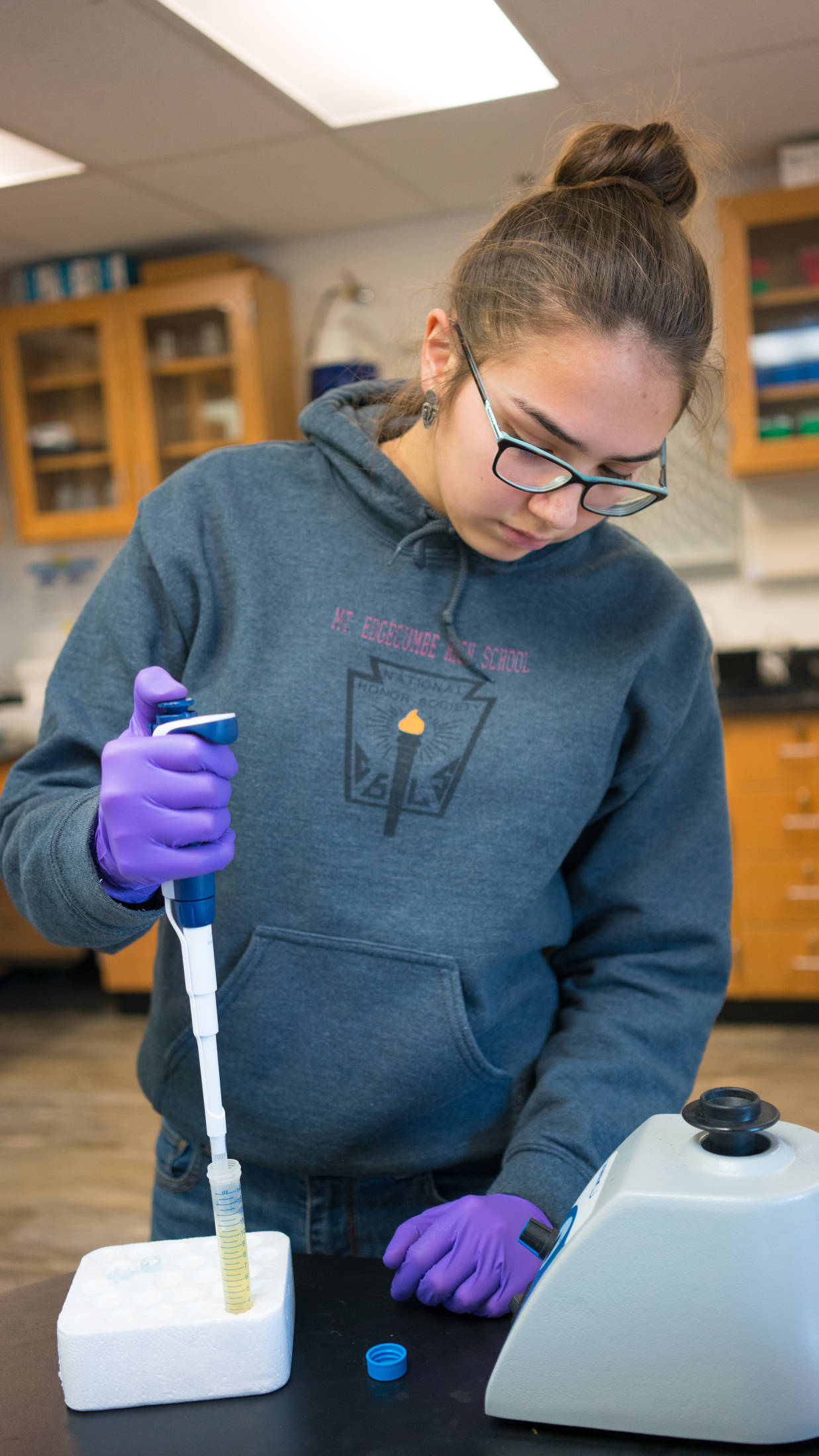 Sienna Reid, a member of Sitka Tribe and a Mount Edgecumbe High student, adds hydrochloric acid to shellfish tissue to extract its toxins. Bethany Goodrich | For the Capital City Weekly
