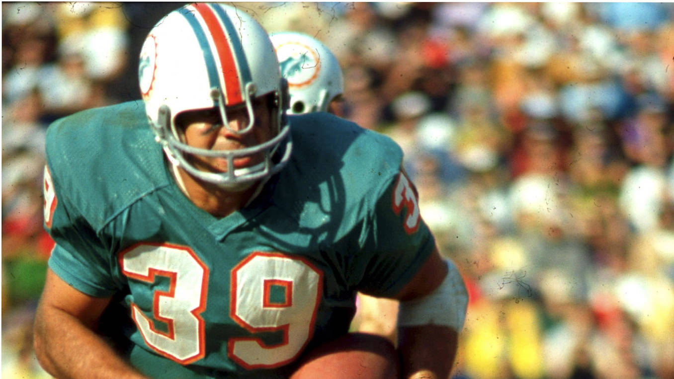 Miami Dolphins Hall of Fame fullback Larry Csonka carries in 1971. Csonka will be speaking on May 3 at Centennial Hall to conclude this year’s Pillars of America Speaker Series hosted by Juneau Glacier Valley Rotary Club. (The Associated Press File)