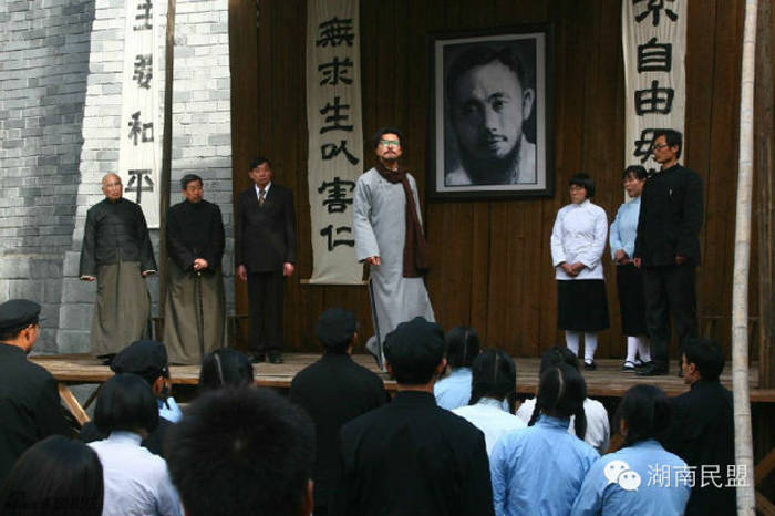 A still from a film moment depicting Wen Yiduo’s pivotal impassioned speech after Li Gongpu was assassinated. Provided by Tara Neilson.