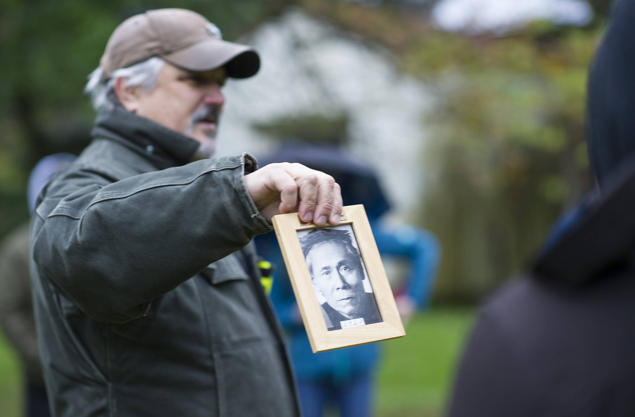 Mark Whitman gives a talk about Hi Chung, also known as “China Joe”, during a tour of Evergreen Cemetery by as part of an intensive course on Alaskan history for Yaa&