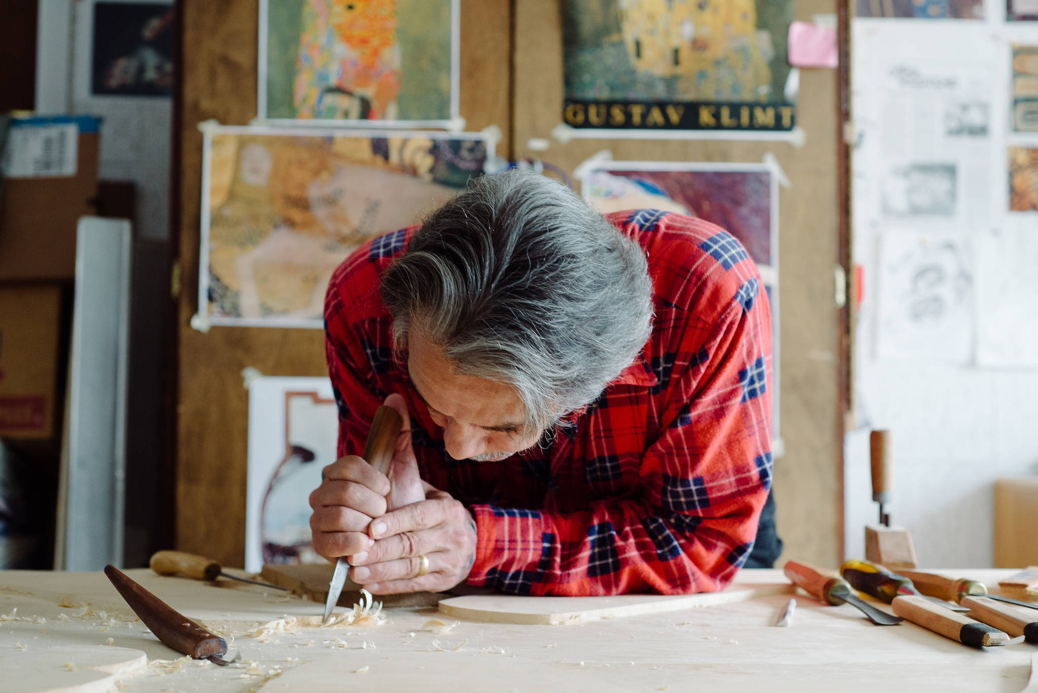 Robert Hoffman works on a large-scale carving. (Photo by Sarah O’Leary)