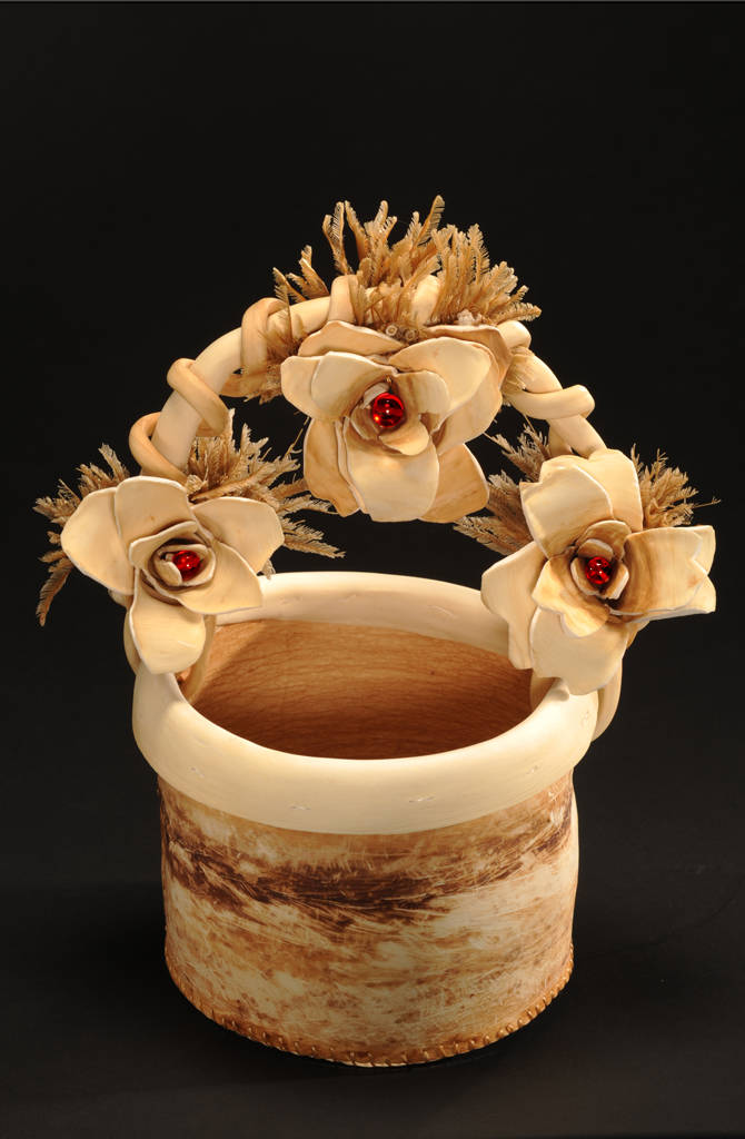 This three blossom basket is made out of a single piece of kelp, hydroid, and three glass beads. Image courtesy of Lisa LeMay Doyon.