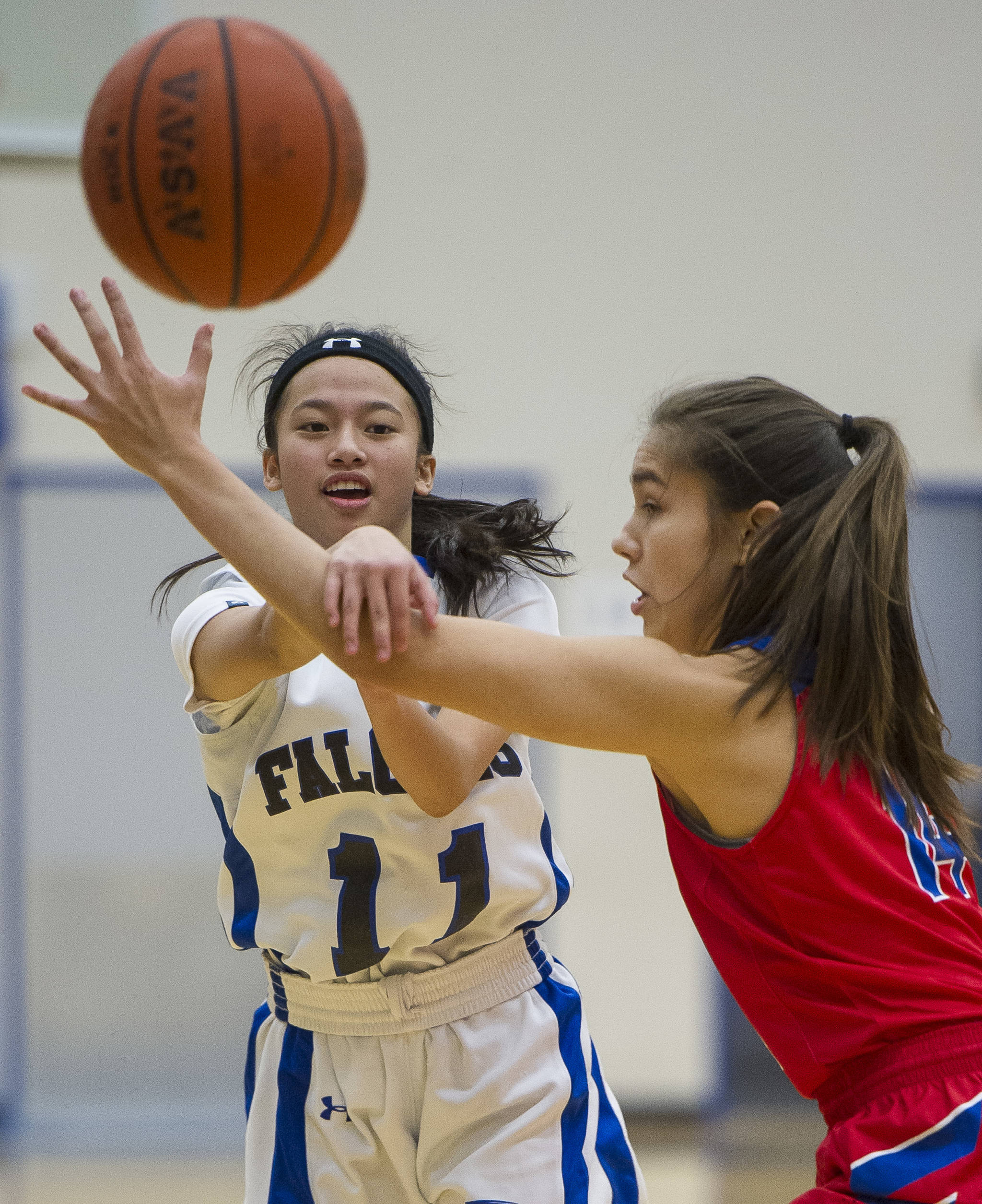 Thunder Mountain’s Neal Garcia, left, passes against Sitka’s Marlis Boord on Thursday, Dec. 21, 2017. Sitka won the game. (Michael Penn | Juneau Empire)