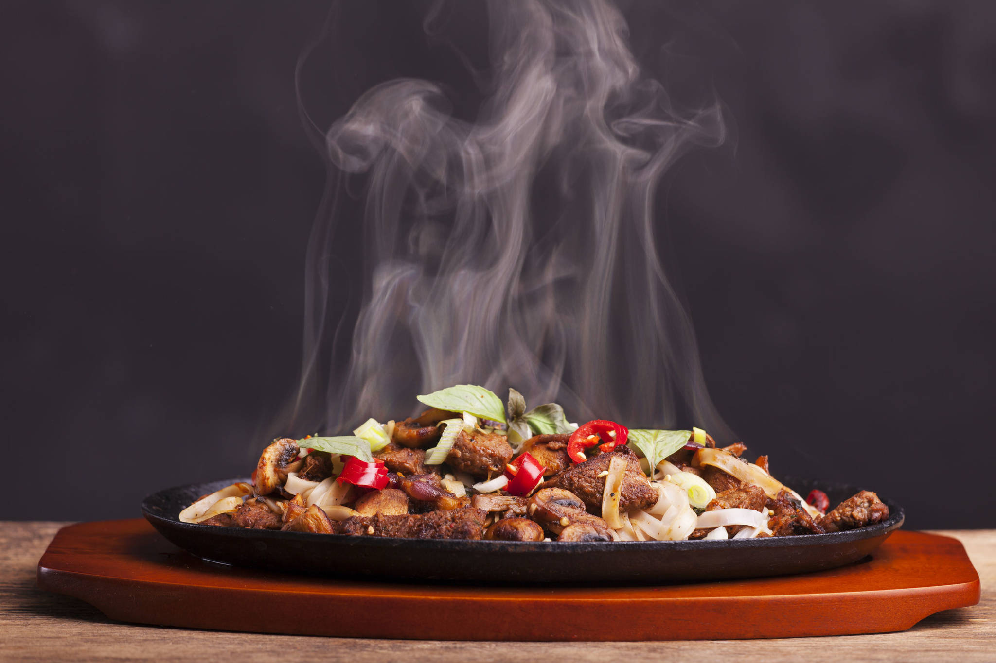 Steaming chicken sizzler with noodles (123rf.com Stock Photo)