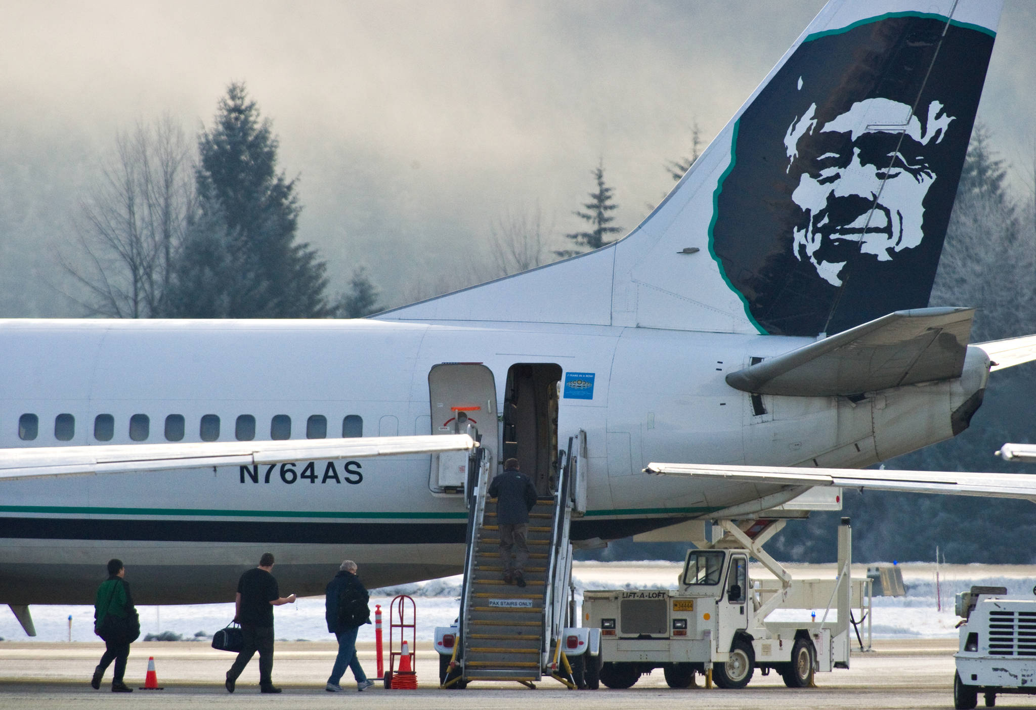 Passengers board an Alaska Airlines jet at the Juneau International Airport. (Michael Penn | Juneau Empire File)