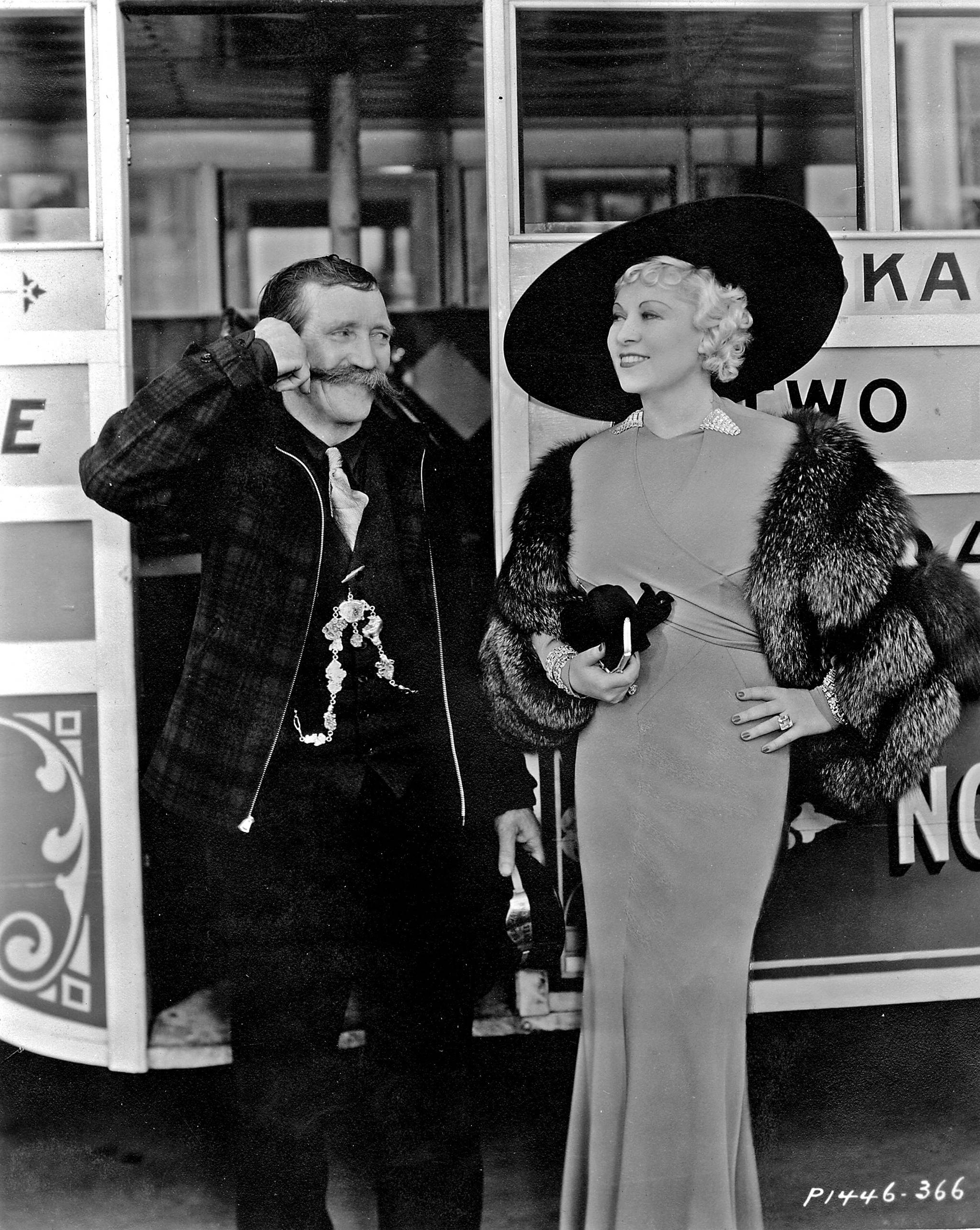 Martin Itjen and Mae West beside Itjen’s Skaguay Street Car Number 2 in Hollywood, California, in Feb. 27, 1935. Image courtesy of the Klondike Gold Rush National Historical Park, George & Edna Rapuzzi Collection, KLGO 55772.