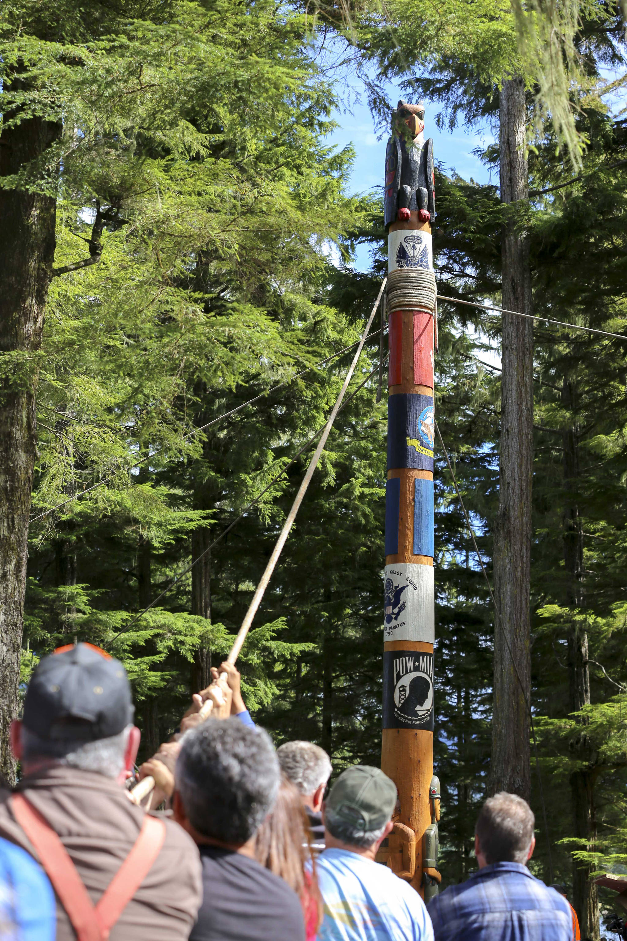 New totem pole on Prince of Wales Island honors Alaska’s veterans