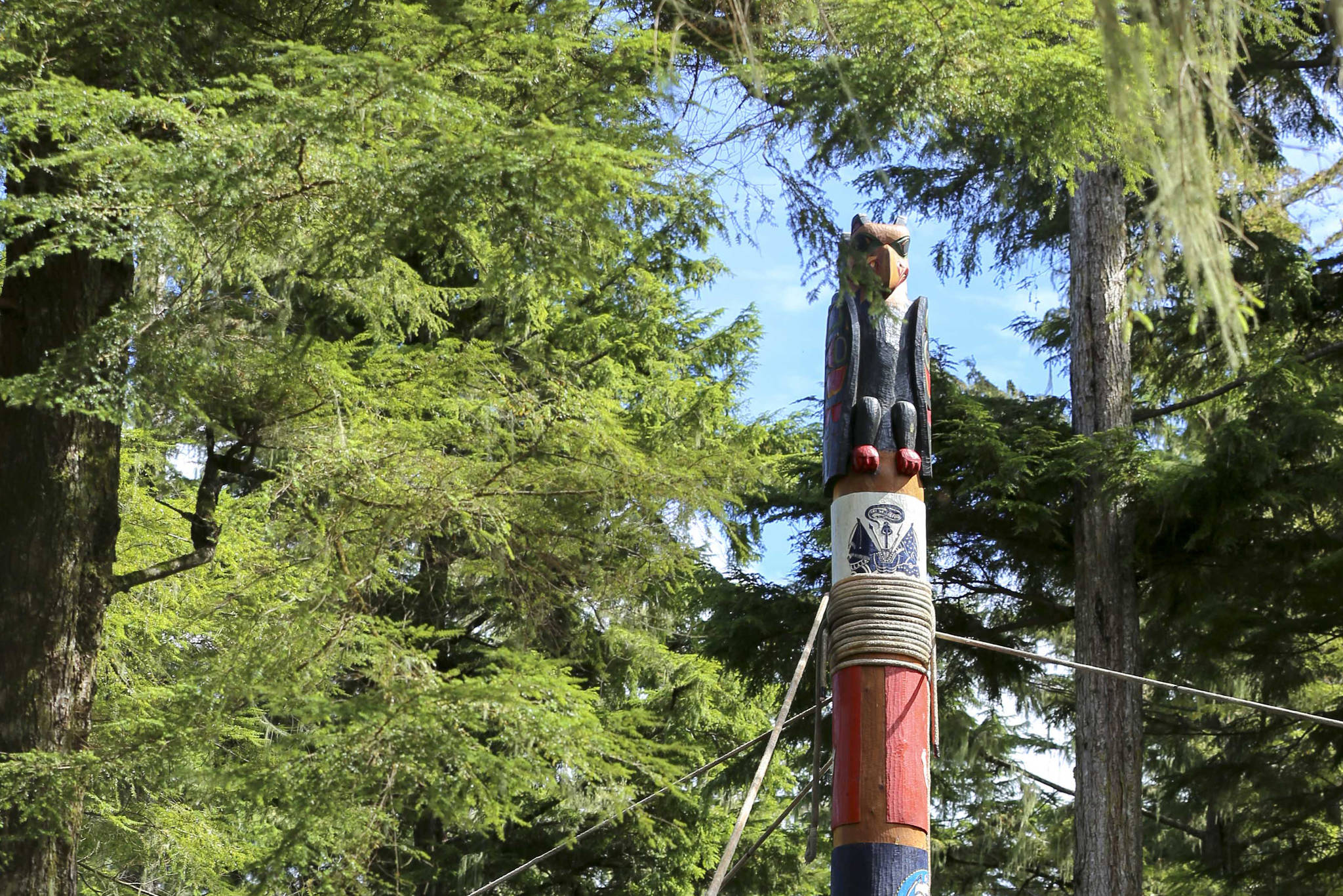 New totem pole on Prince of Wales Island honors Alaska’s veterans