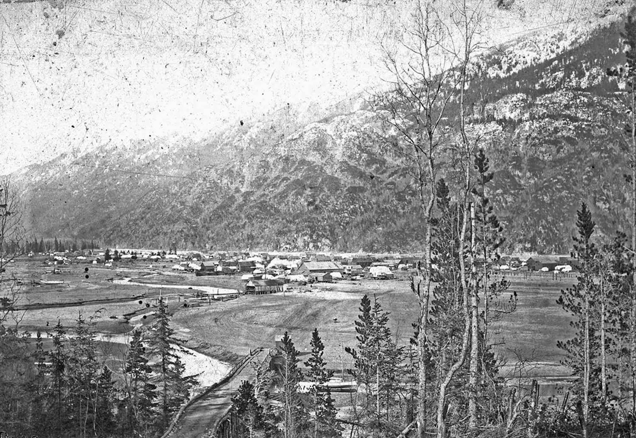 Dyea, Alaska in 1898. (National Park Service, Klondike Gold Rush National Historical Park, Candy Waugaman Collection, KLGO DO-41 8848)
