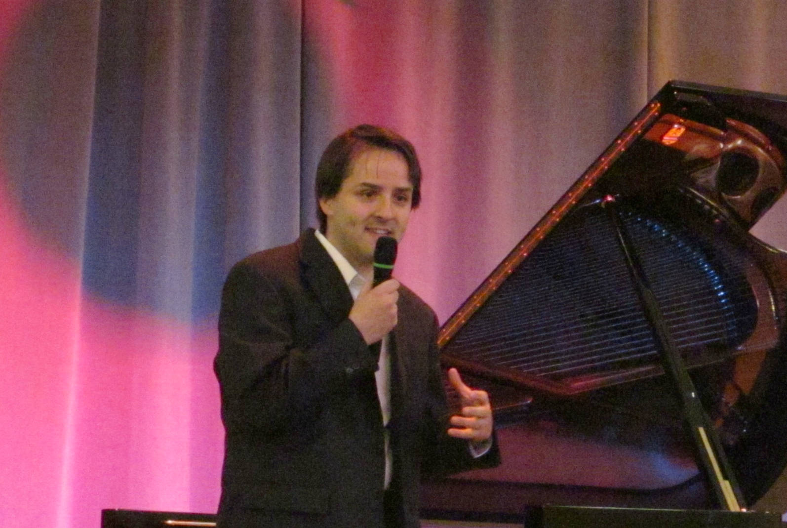 Jon Hays addresses the crowd in the Juneau Arts & Culture Center Friday night during his piano recital.(Ben Hohenstatt | Capital City Weekly)