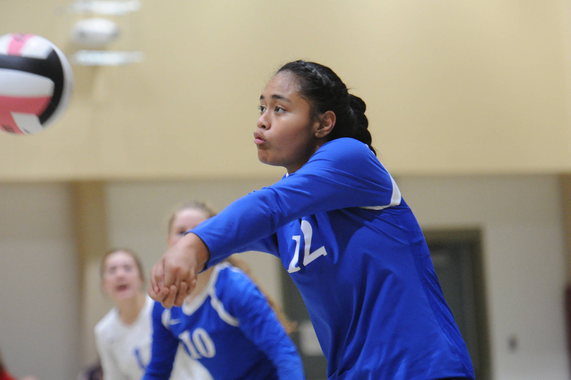Thunder Mountain sophomore outside hitter Mariah Tanuvasa-Tuvaifale sets for a return shot against West Valley in the Dimond-Service Tournament at Dimond High School in Anchorage on Friday. Thunder Mountain 25-22 and 25-21. (Michael Dinneen | For the Juneau Empire)