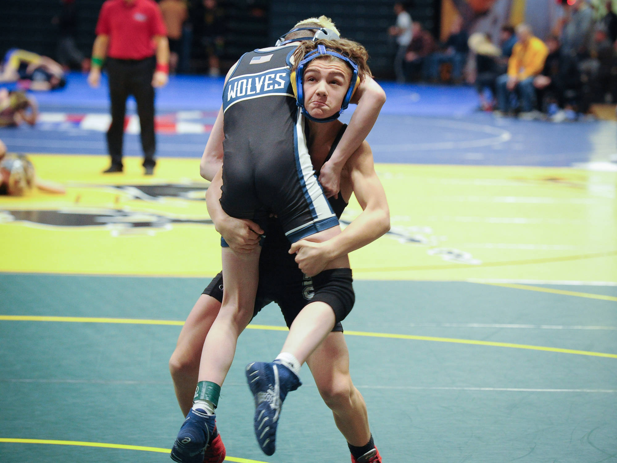 Thunder Mountain High School freshman Kadin Messmer picks up Eagle River’s Kameron Potter in the second round of the 103-pound consolation bracket at the ASAA/First National Bank Alaska Division I State Wrestling Championships at the Alaska Airlines Center in Anchorage on Saturday, Dec. 15, 2018. Messmer pinned Potter at 1:27 of the first period. (Michael Dinneen | For the Juneau Empire)
