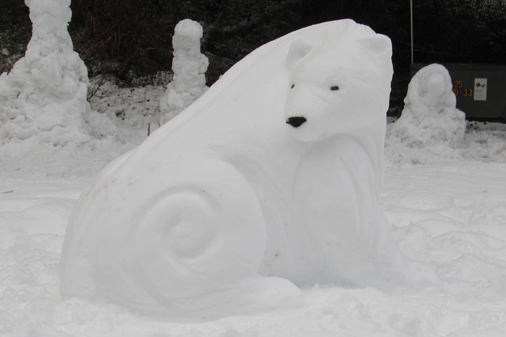 Art teacher sculpts giant polar bears