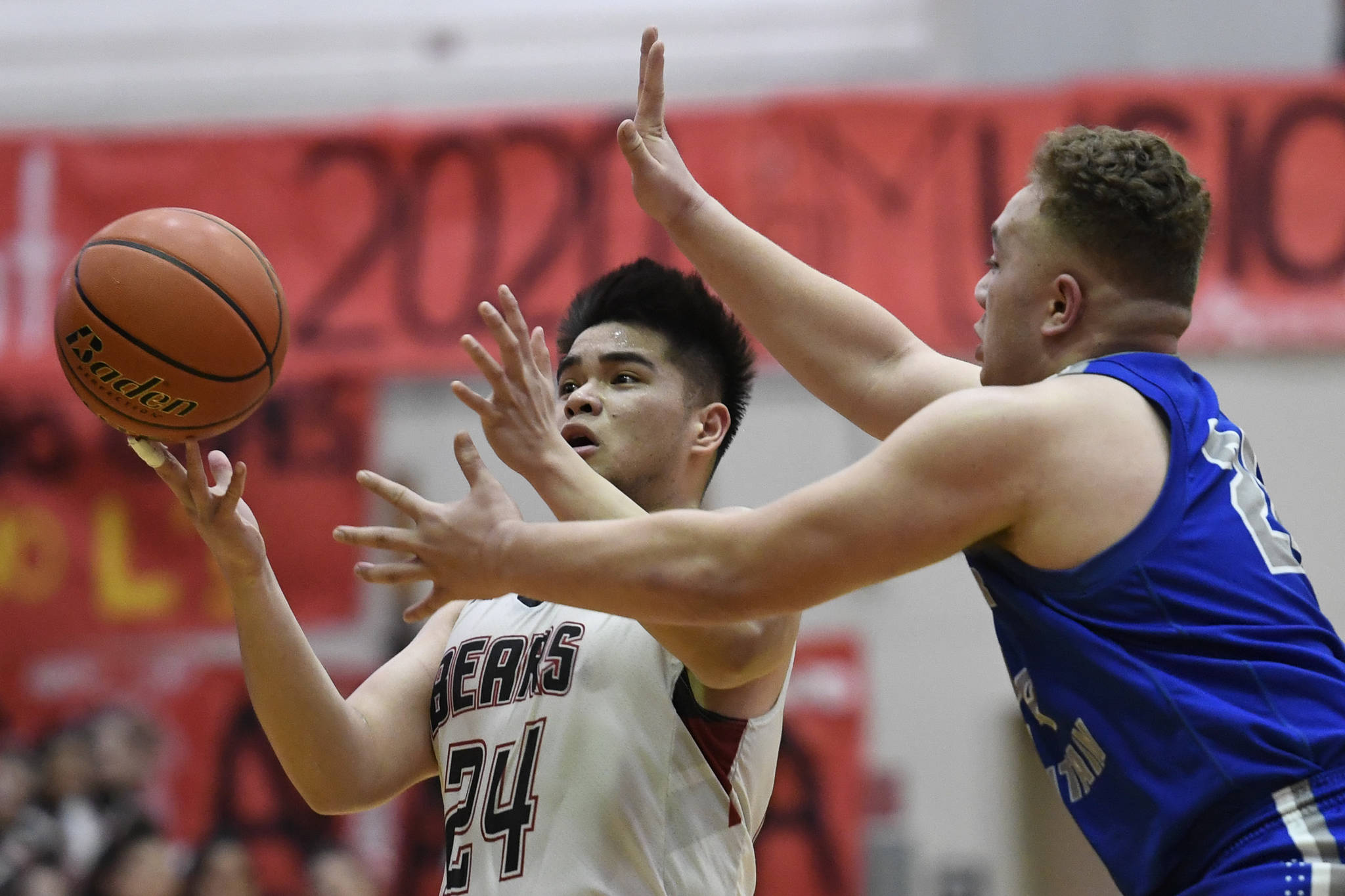Juneau-Douglas’ Philip Gonzales, left, is pressured by Thunder Mountain’s Puna Toutaiolepo at JDHS on Friday, Jan. 25, 2019. After losing on Friday, JDHS won 60-54 on Saturday. (Michael Penn | Juneau Empire File)