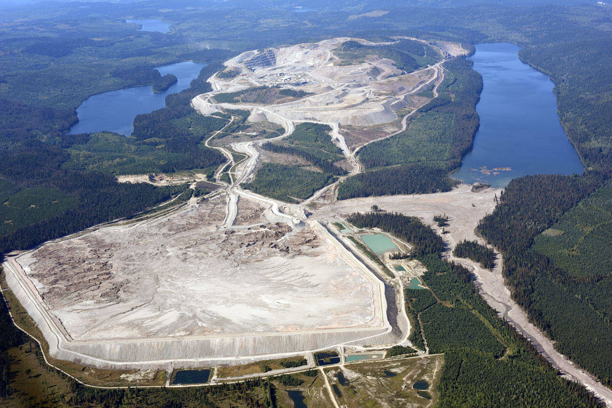 Mount Polley one month after its tailings dam failed in 2014. It released 25 million cubic metres of mine waste and construction material. Some of the waste backed up into Polley Lake, most of it was dumped into the Hazeltine Creek watershed, and some spread downstream into Quesnel Lake. (Minewatch, Jamie Heath, Terrasaurus)
