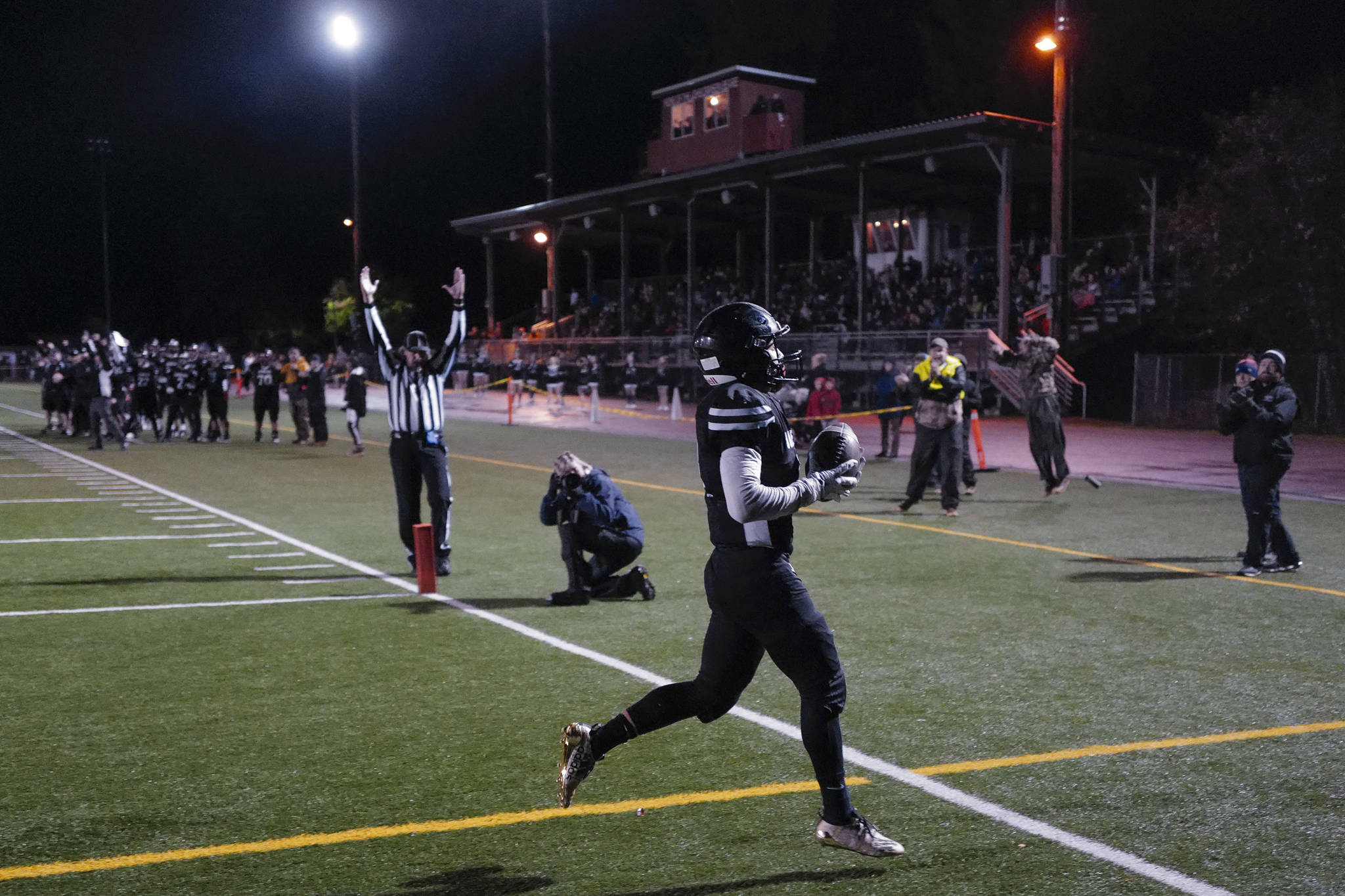 Juneau’s Ali Beya catches a Cooper Kriegmont pass in the endzone for Juneau’s second touchdown against South Anchorage at Adair-Kennedy Memorial Field on Saturday, Oct. 12, 2019. South Anchorage won 54-14. (Michael Penn | Juneau Empire)