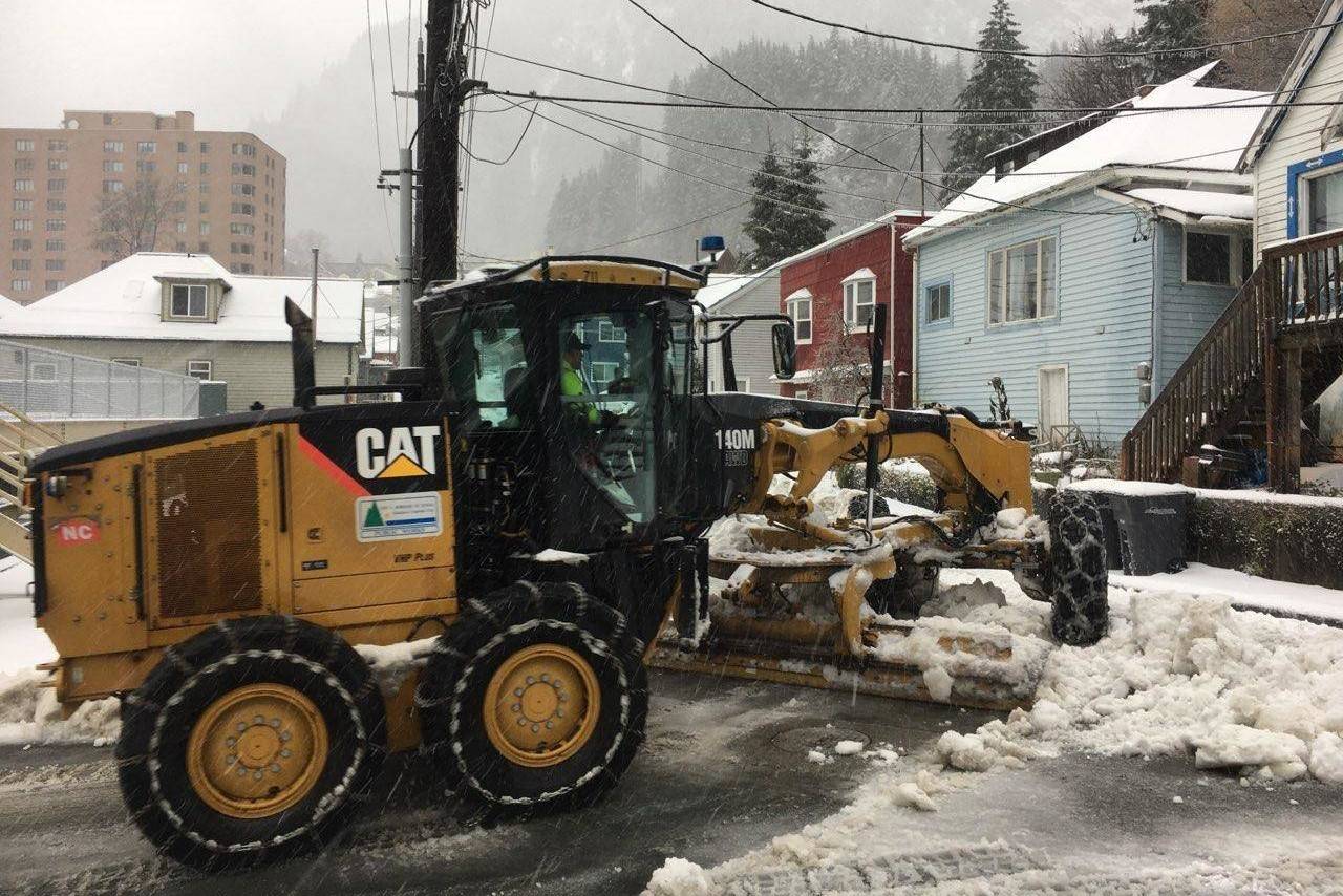 A City and Borough of Juneau worker clears the road in a downtown neighborhood on Monday, Nov. 2, 2020. (Michael S. Lockett / Juneau Empire)
