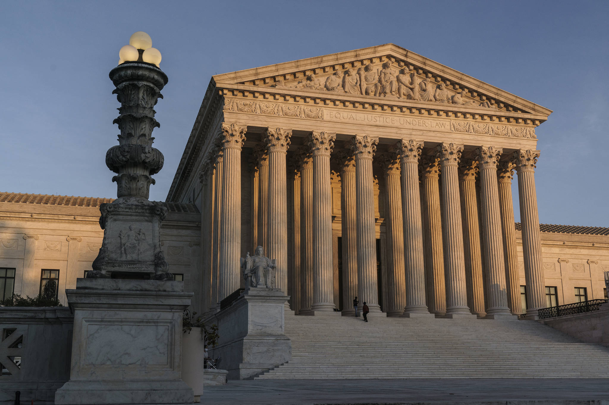 The Supreme Court is seen as sundown in Washington. The Supreme Court rejected on Dec. 11,a lawsuit backed by President Donald Trump to overturn Joe Biden’s election victory, ending a desperate attempt to get legal issues rejected by state and federal judges before the nation’s highest court. (AP Photo / J. Scott Applewhite)