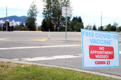 State health officials are again urging Alaskan who haven’t to get vaccinated against COVID-19. Vaccines are widely available in Alaska, as seen in this Aug. 5 photo, showing a sign advertising free shots. (Ben Hohenstatt / Juneau Empire)