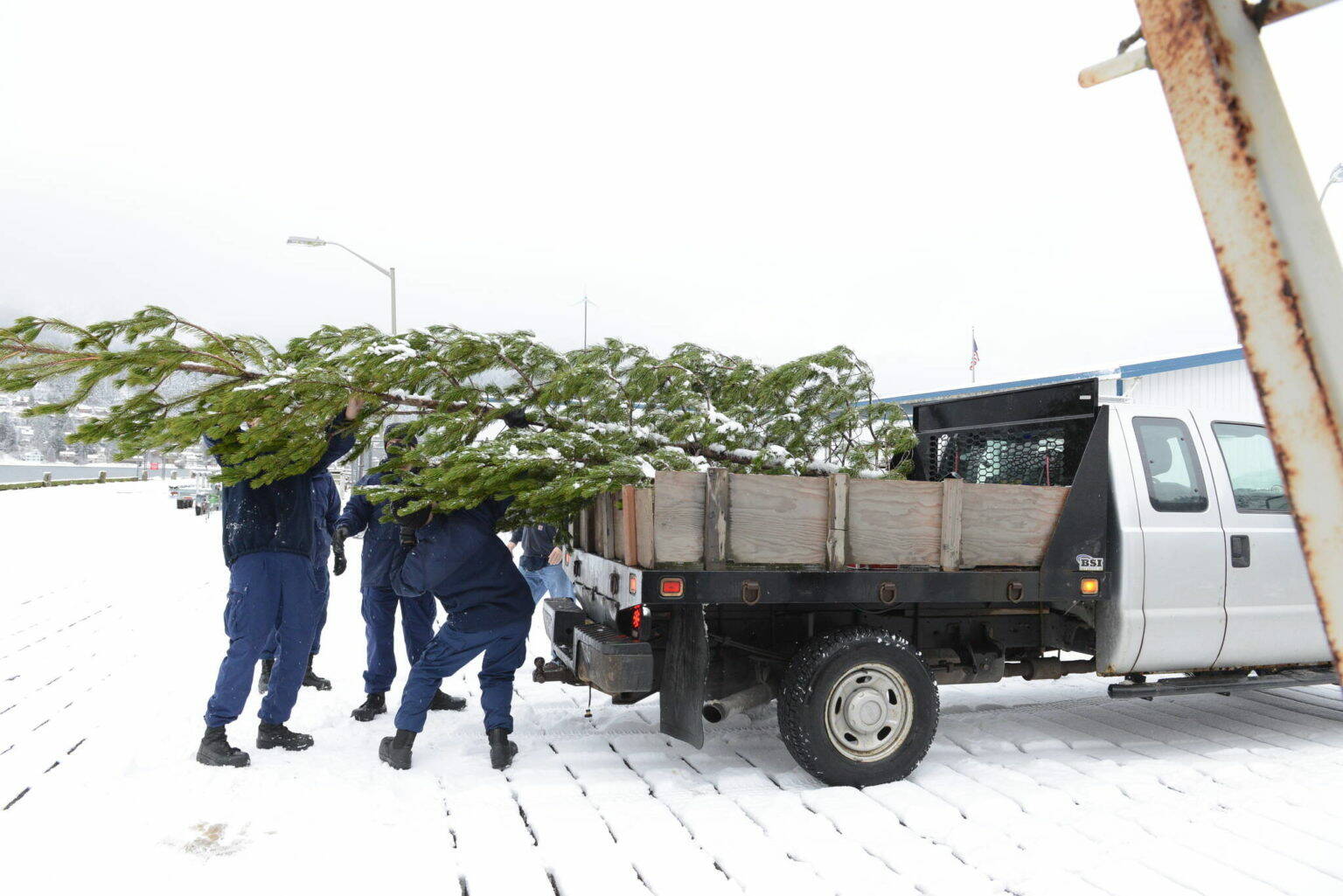 Coast Guardsmen and state employees load the Together Tree bound for the Alaska Governor’s Mansion on a truck on Nov. 29, 2021. The annual open house at the governor’s mansion is back this year, after having been suspended last year due to COVID-19. (USCG photo / Petty Officer 2nd Class Lexie Preston)