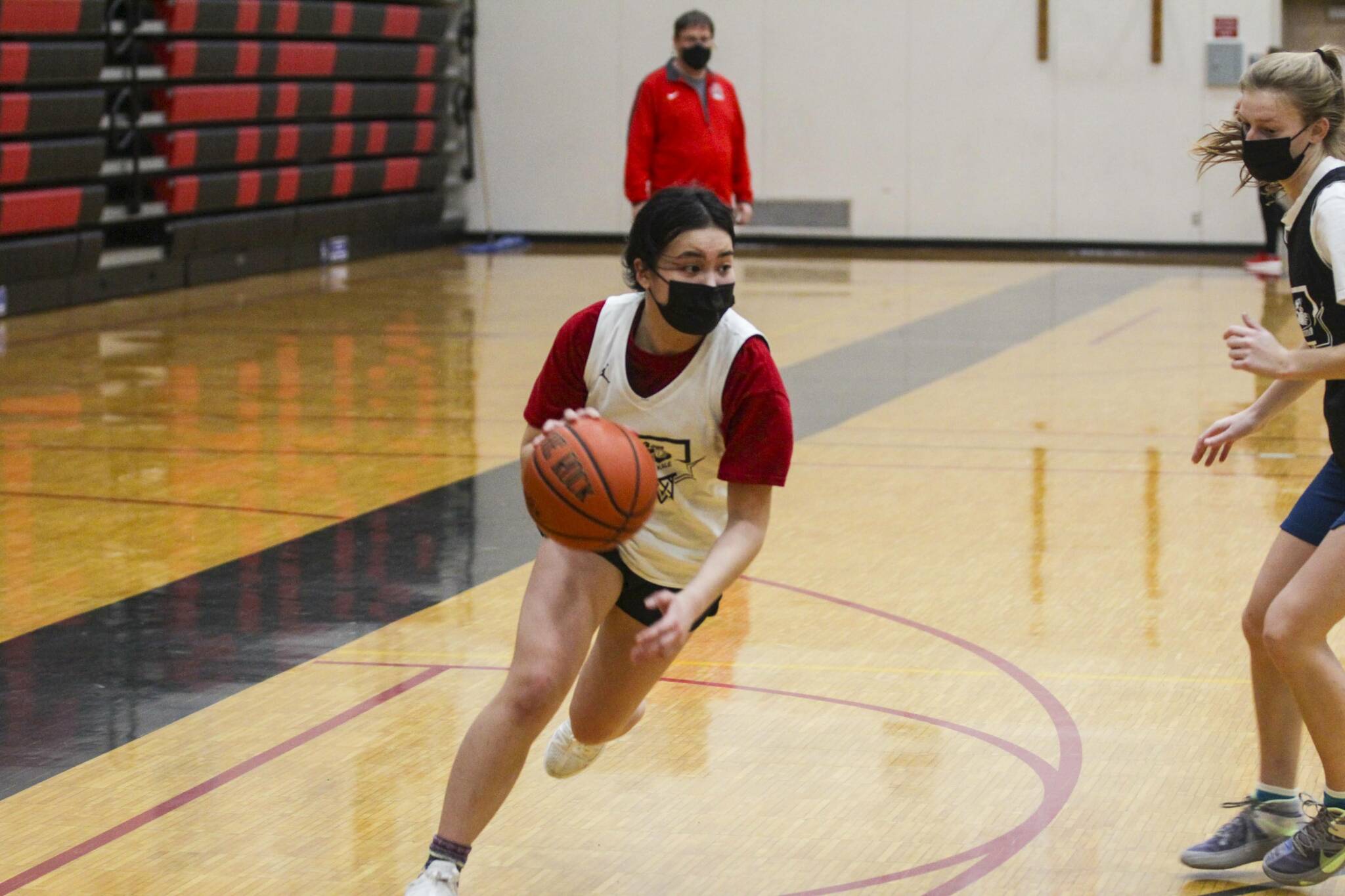 Erlyn Penalosa of the Juneau-Douglas High School: Yadaa.at Kalé girls varsity basketball team advances downcourt during practice on Dec. 14, 2021. (Michael S. Lockett / Juneau Empire)