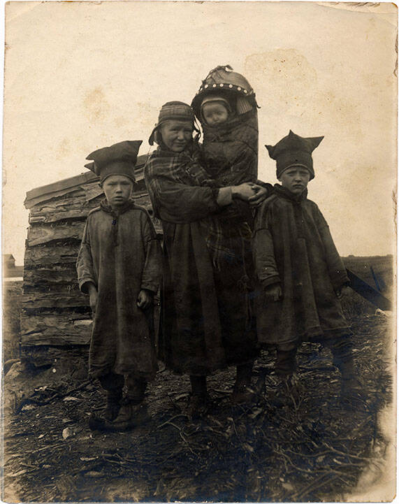 This photo shows a Sámi family. ( Grace Carr Raymenton Photographs, UAA-hmc-1059-20. Archives and Special Collections, Consortium Library, University of Alaska Anchorage. Used with permission)