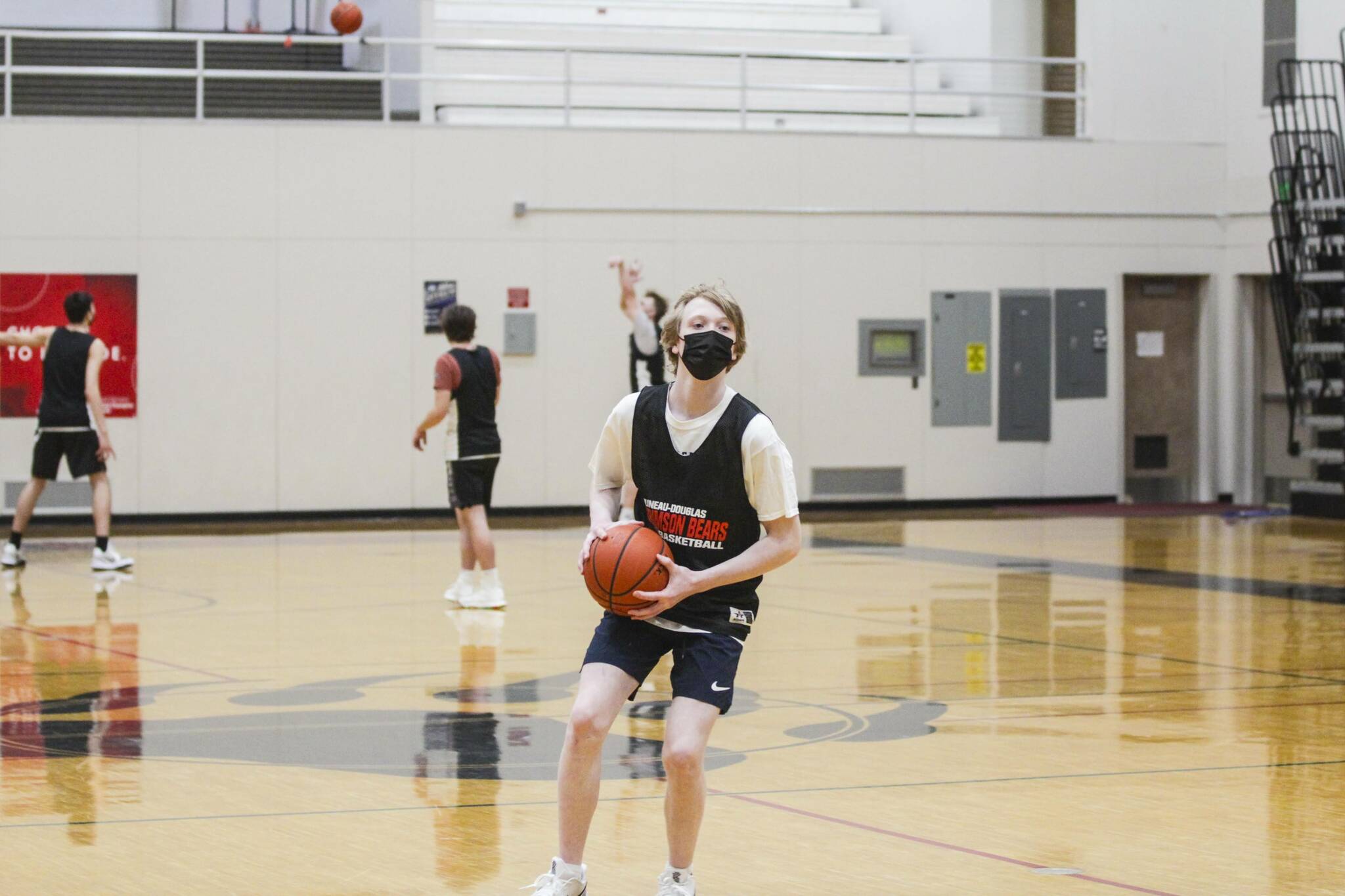 Sean Oliver, who led the Juneau-Douglas High School: Yadaa.at Kalé Crimson Bears in scoring at the Alaska Airlines Classic, prepares to shoot during practice on Dec. 15, 2021. (Michael S. Lockett / Juneau Empire File)