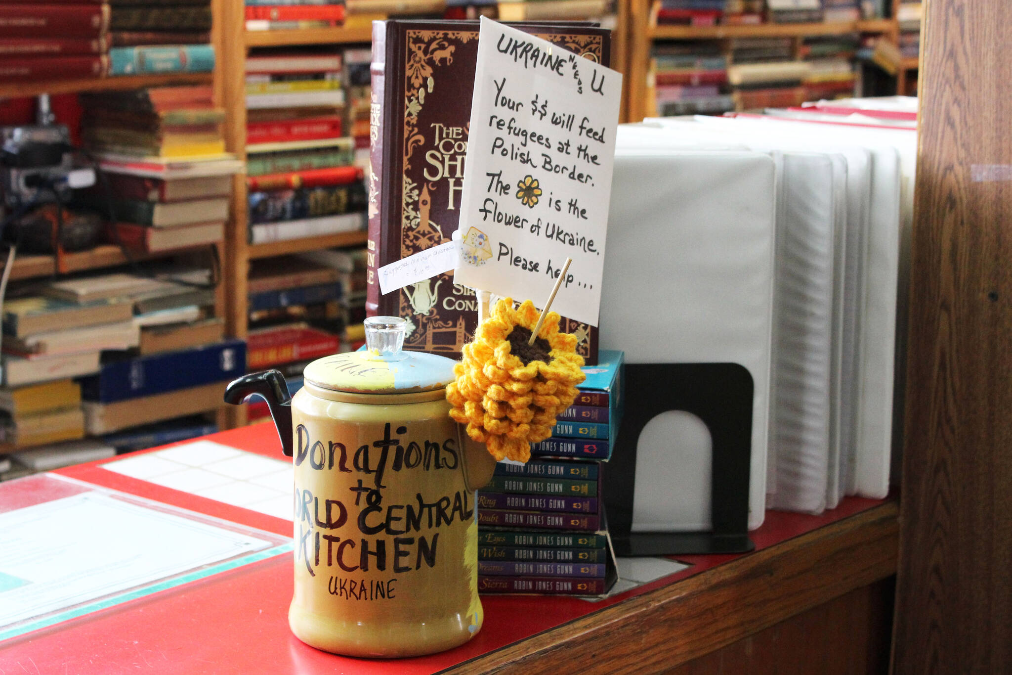 Ashlyn O’Hara/Peninsula Clarion
A teapot holds crocheted sunflowers at Already Read bookstore on Thursday in Kenai.