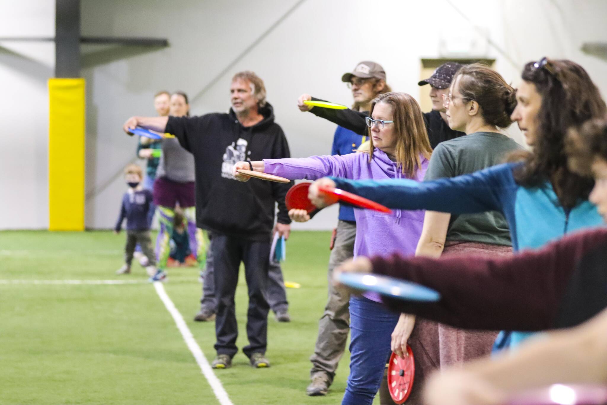 Michael S. Lockett / Juneau Empire
Players prepare to throw their discs during disc golf community workshop held by Uplay at at Dimond Park Field House on May 12, 2022.