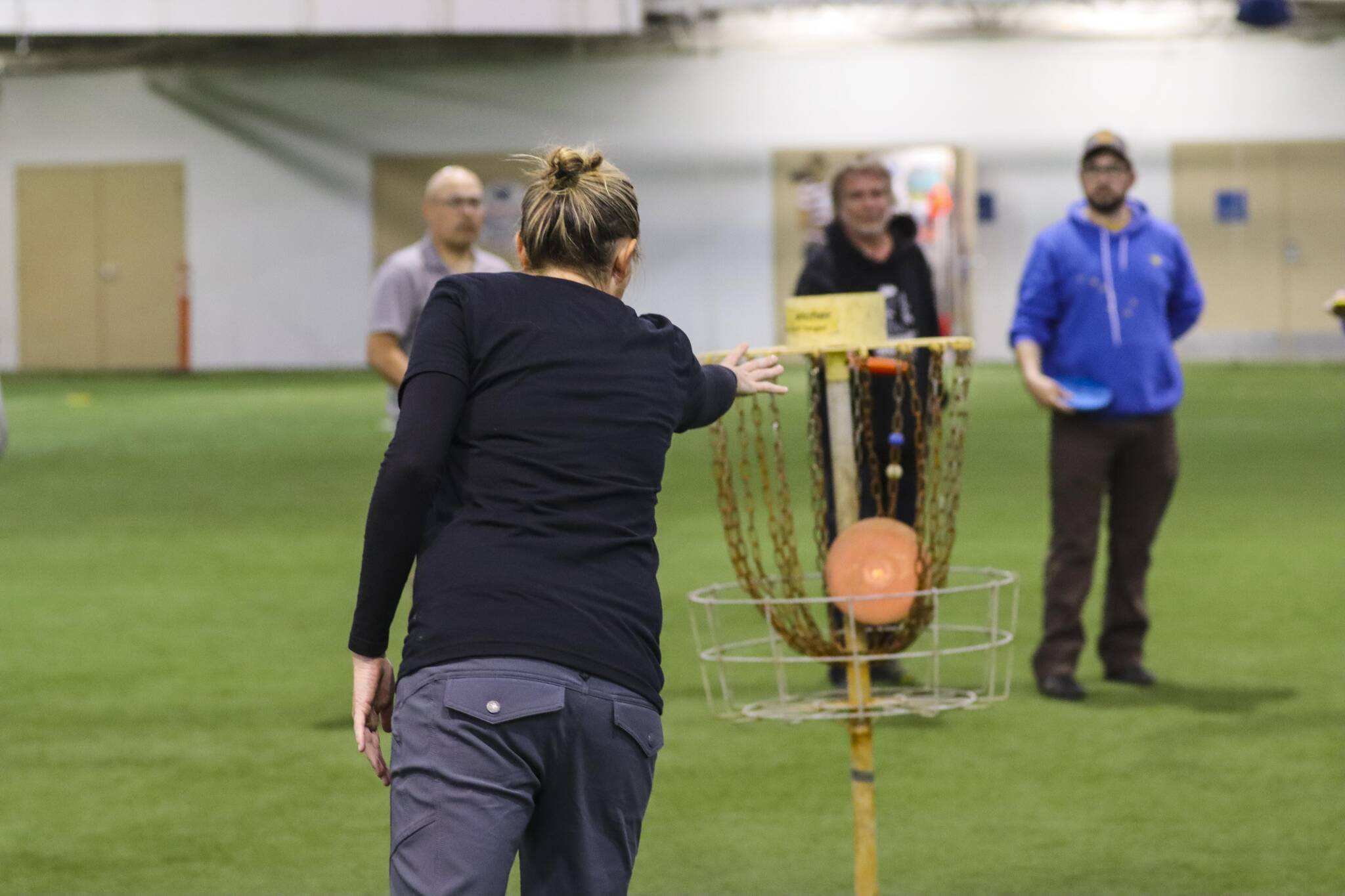 Michael S. Lockett / Juneau Empire
Zoe AnDyke, professional disc golf player and founder/director of Uplay, throws a disc at the target during a community workshop at Dimond Park Field House on May 12, 2022.