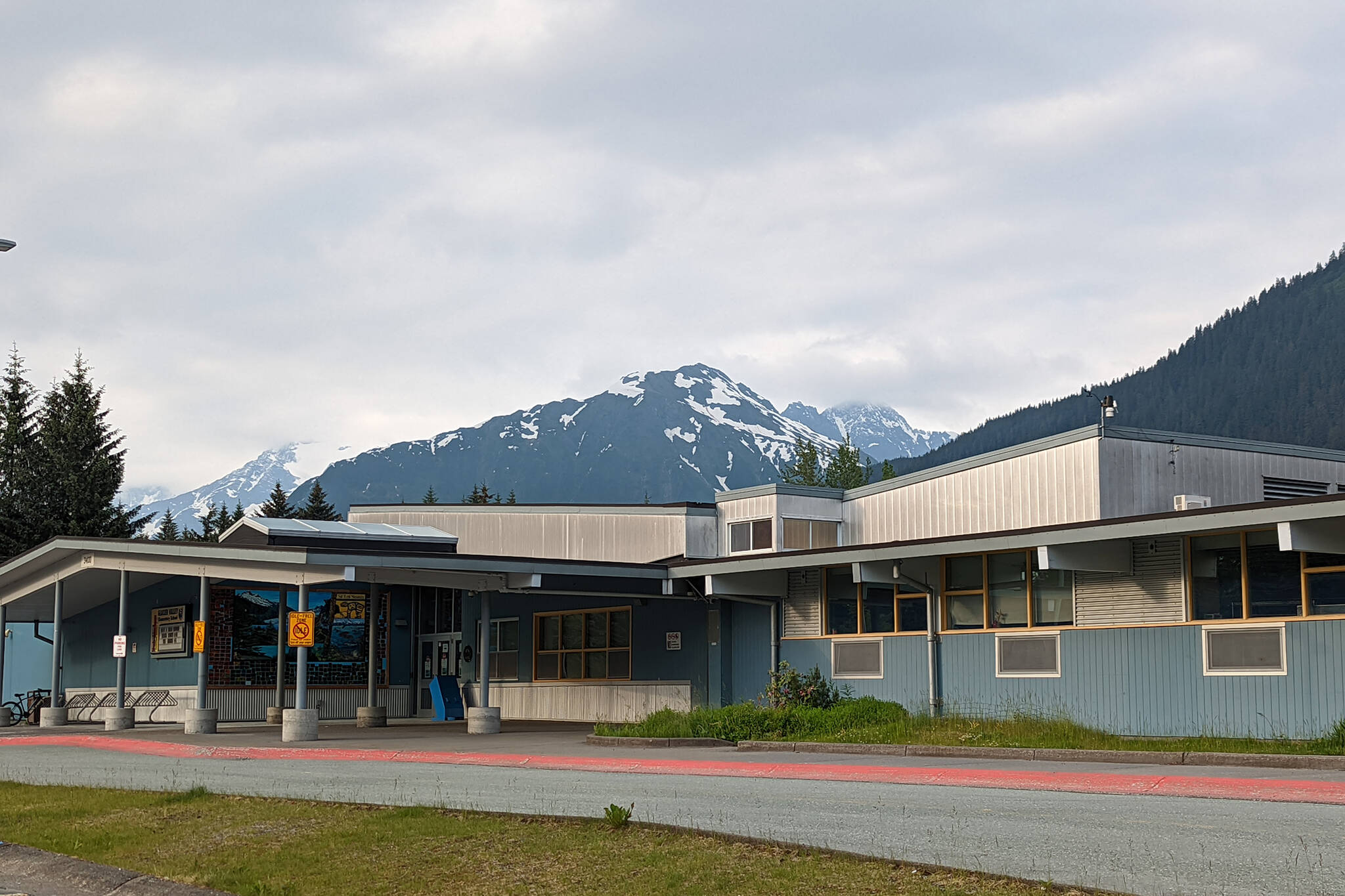 This June 14 photo shows Sít’ Eetí Shaanáx – Glacier Valley Elementary School. School district officials are considering procuring a third-party investigator to look into how a dozen children and two adults were served floor sealant instead of milk during a summer youth program. (Ben Hohenstatt / Juneau Empire)