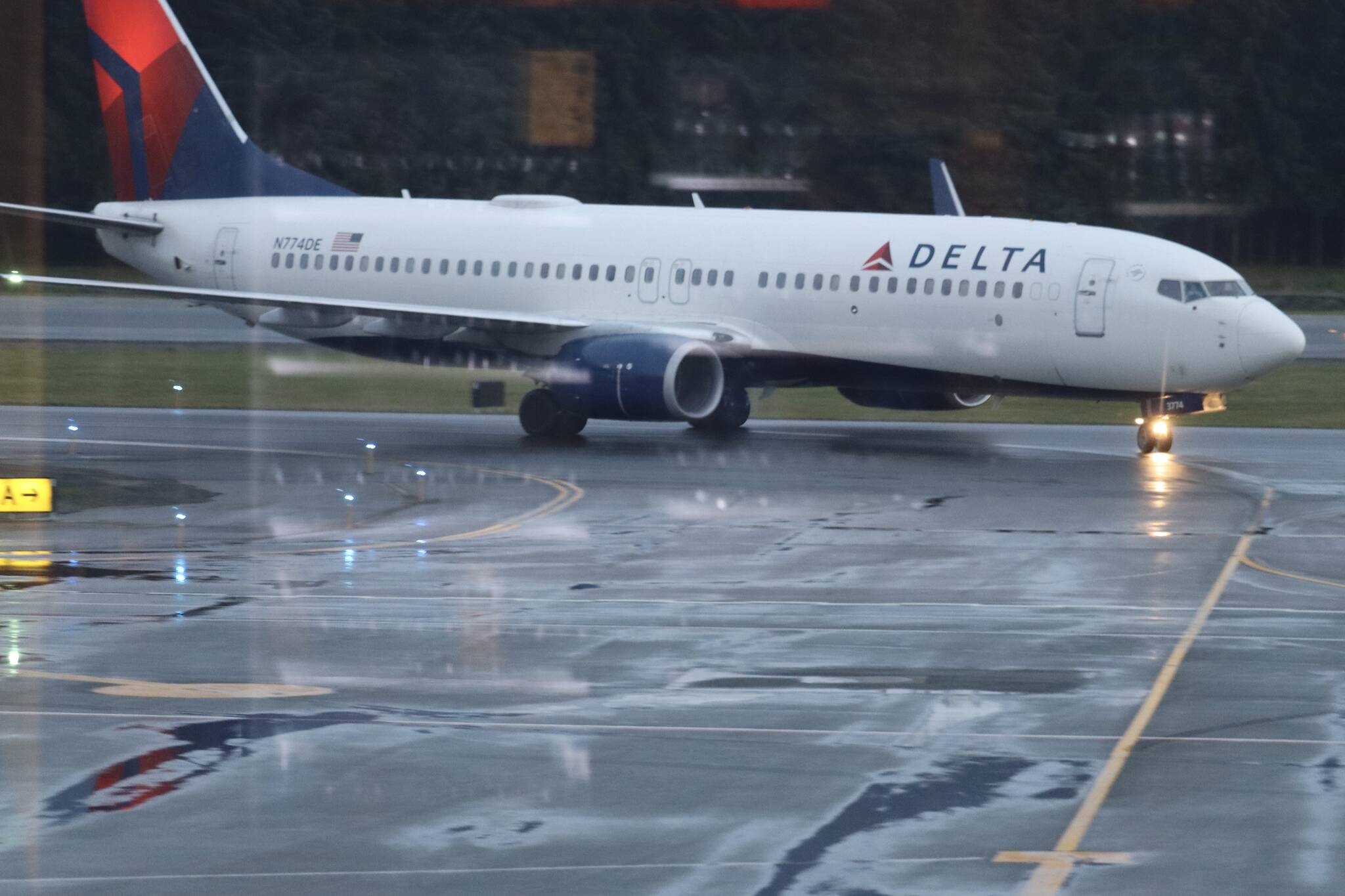 Delta’s Boeing 737 lands onto a Juneau International Airport runway after a flight from Seattle. (Jonson Kuhn / Juneau Empire)