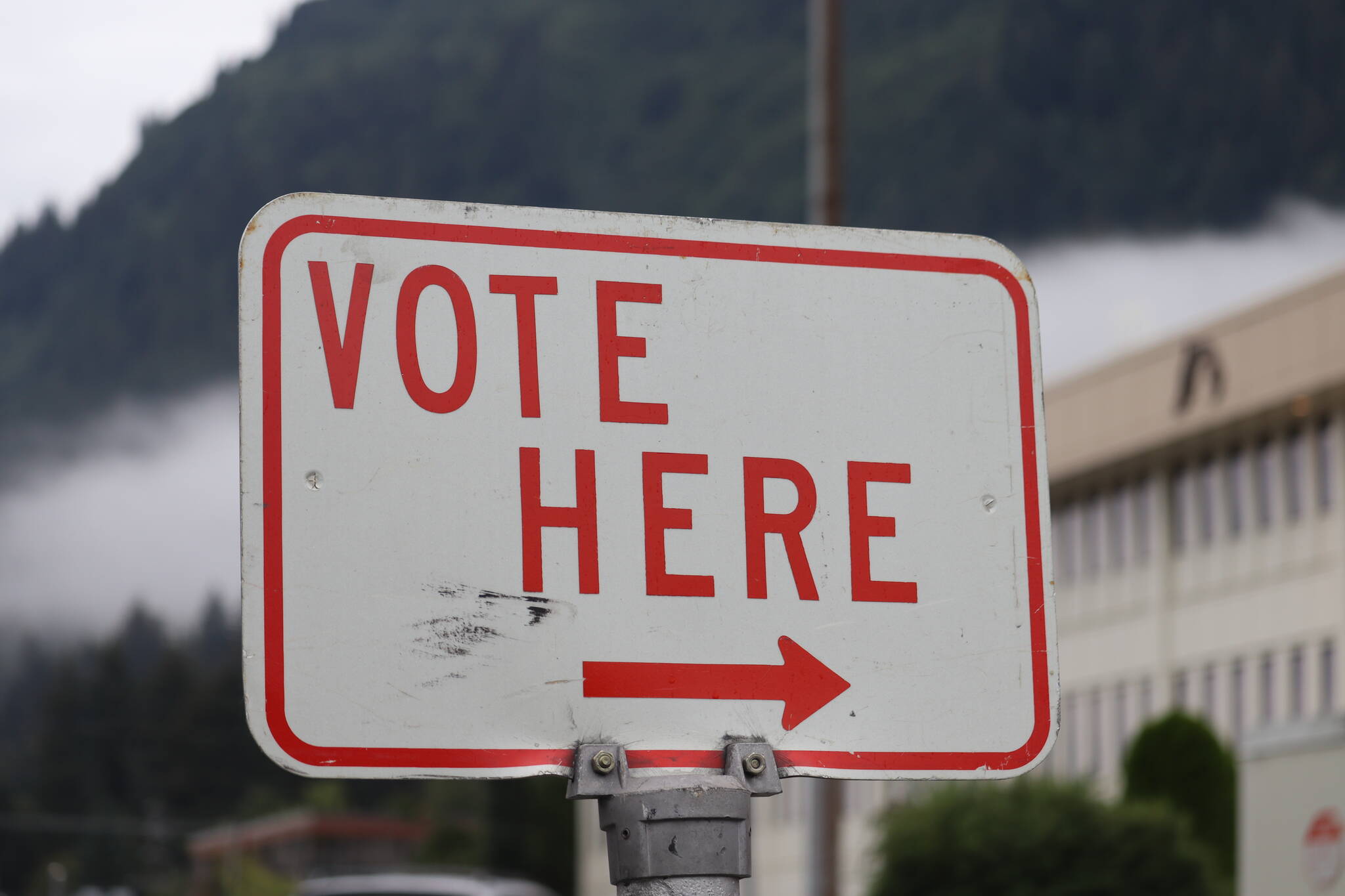 A sign directs voters toward a polling place. (Jonson Kuhn / Juneau Empire)