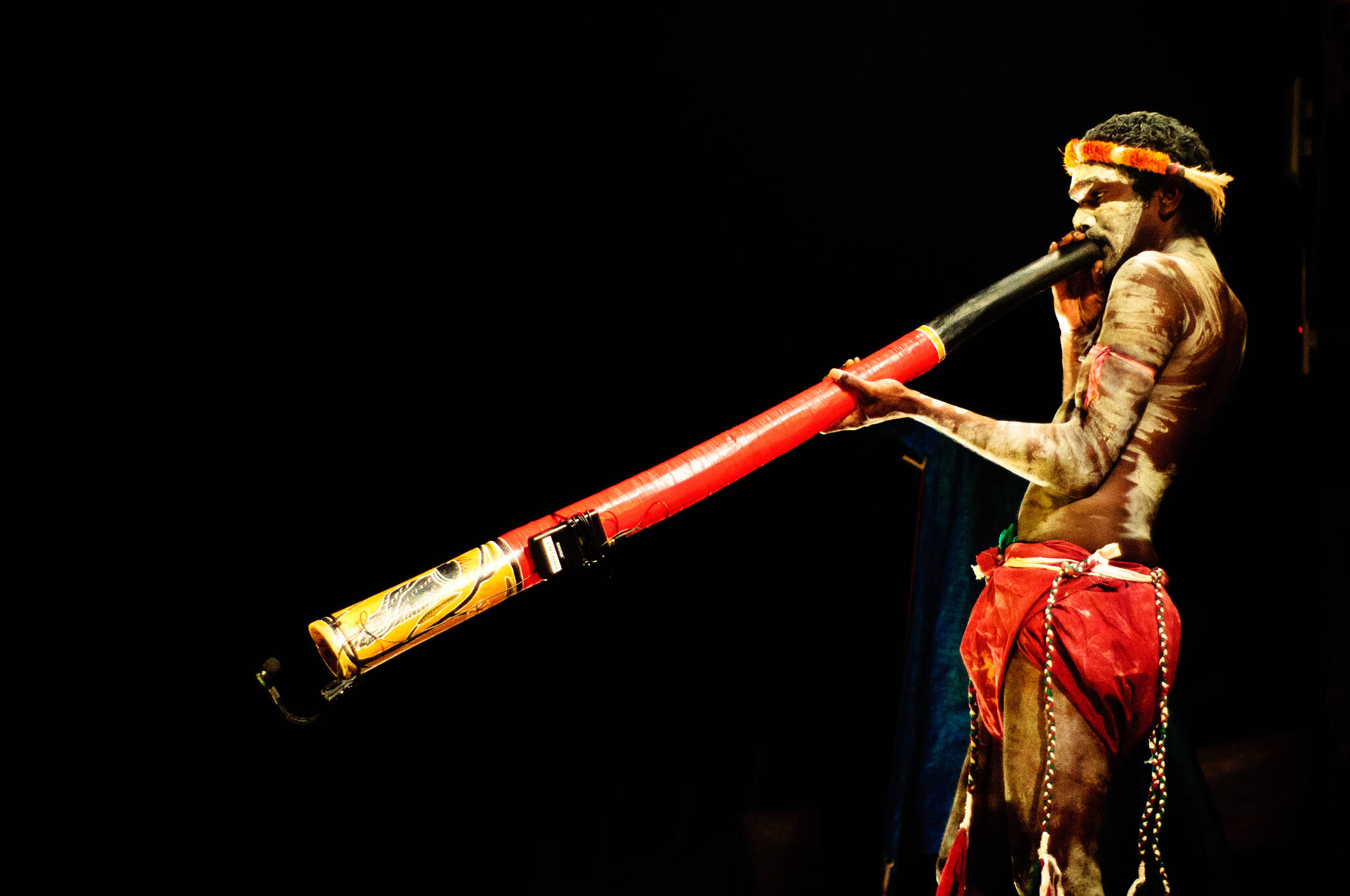 This November 2011 photo available under a Creative Commons license shows a man playing a didgeridoo, perhaps the best-known instrument requiring circular breathing. This instrument is a hollow tube, cylindrical or tapered, traditionally made from selected trees hollowed out by termites. Sounds are made when a player places the tube against the face and blows, vibrating the lips. (<a href="http://imagicity.com/" target="_blank">Imagicity</a>)