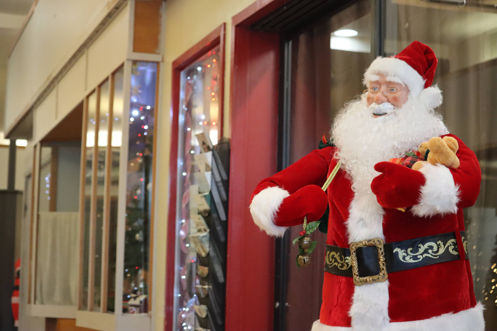 An animatronic Santa Claus greets Juneau patrons at the entrance of the Nugget Mall on Thursday. (Jonson Kuhn / Juneau Empire)