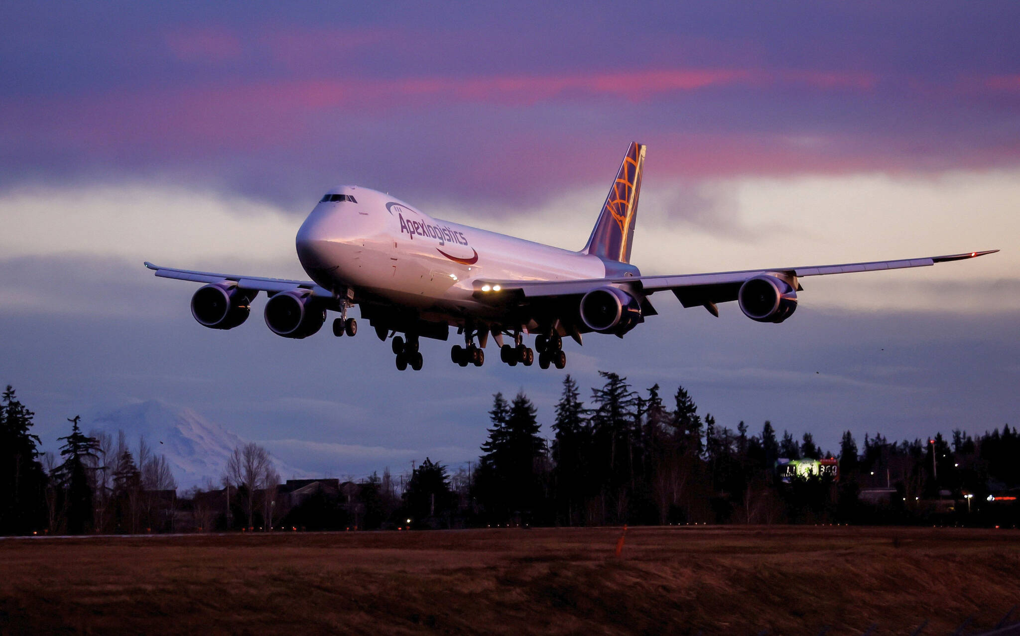 Jennifer Buchanan / The Seattle Times
The final Boeing 747 lands at Paine Field in Everett, Wash., following a test flight Jan. 10.