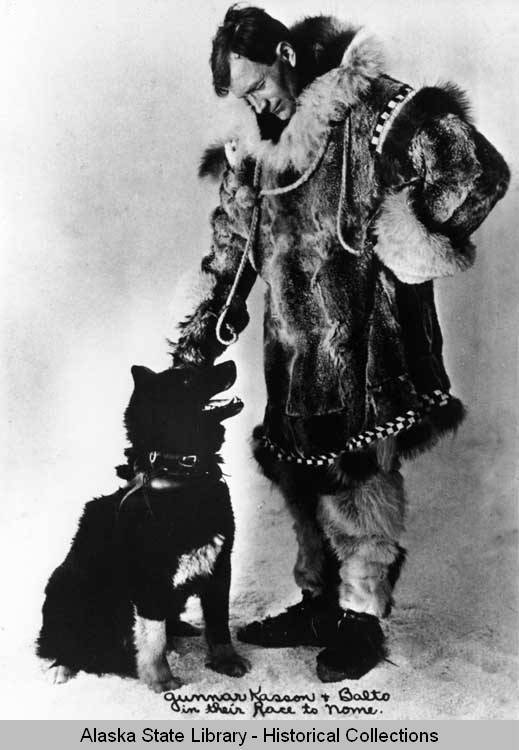 Alaska State Library Portrait File
Serum Run musher Gunnar Kaasen poses with Balto, a leader on his mushing team.