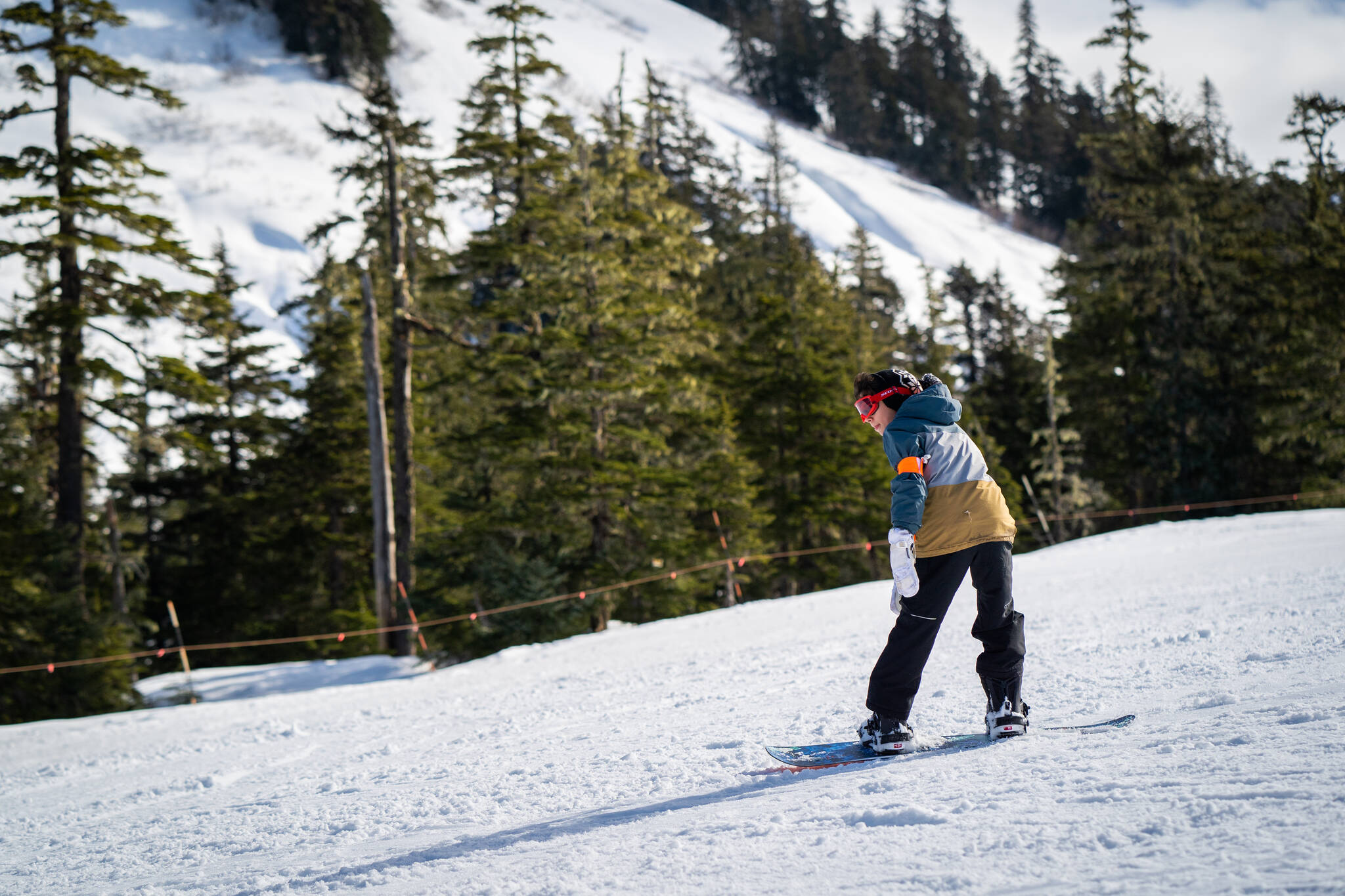 Hania Richey smoothly rides down a run from the Hooter chairlift, where Snow Camp participants go after they’ve graduated from the more mellow slopes. (Photo by Lee House / Sitka Conservation Society)