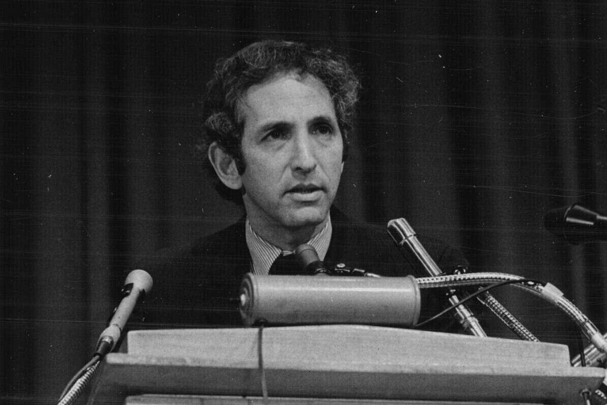 Daniel Ellsberg, speaking at a press conference in New York City in 1972. (Public domain photo by Bernard Gotfryd)