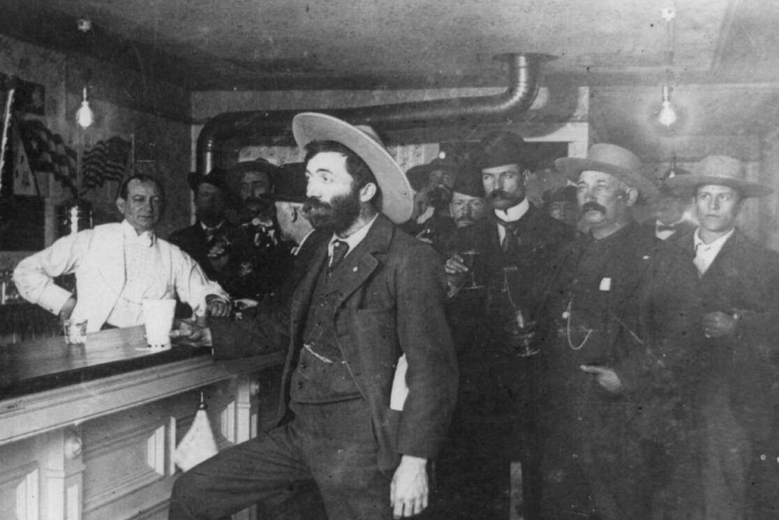 Jefferson “Soapy” Smith standing at bar in saloon in Skagway on July 29, 1989. (Public domain photo from the Library of Congress)
