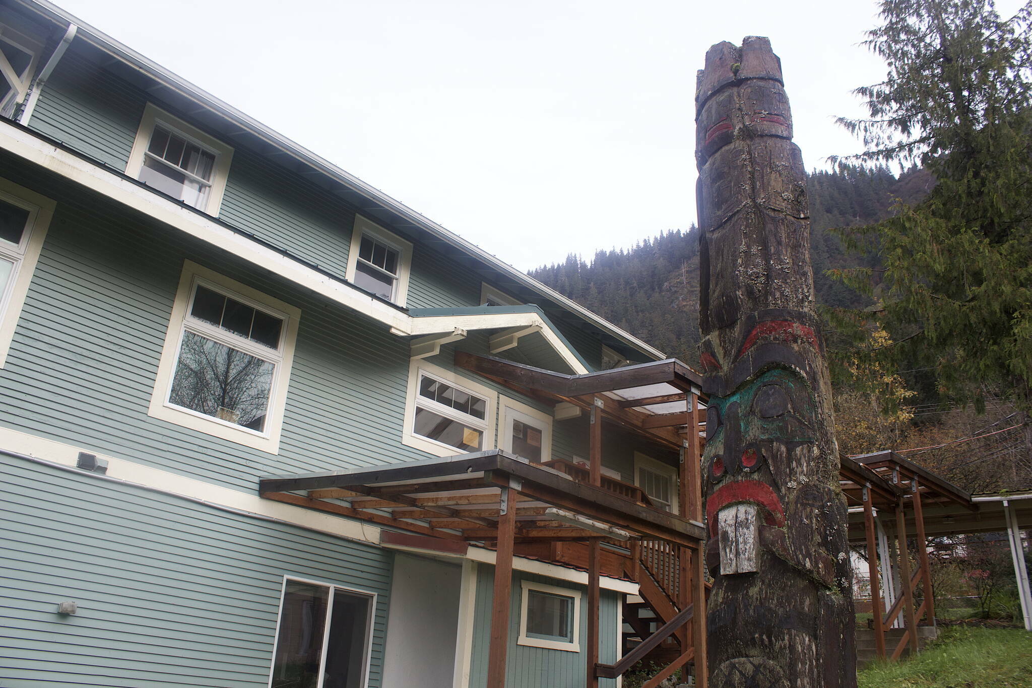 A totem stands outside the former Hospice and Home Care of Juneau on Oct 14, 2022. The facility shut down days later after providing services for about 20 years. (Mark Sabbatini / Juneau Empire)