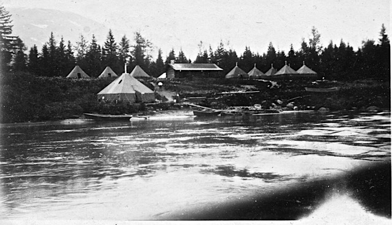 A early photo (circa 1923-1924) of Taku Lodge with Dr. Harry Carlos DeVighne’s guest tents. (Courtesy of Ken and Mic Ward)