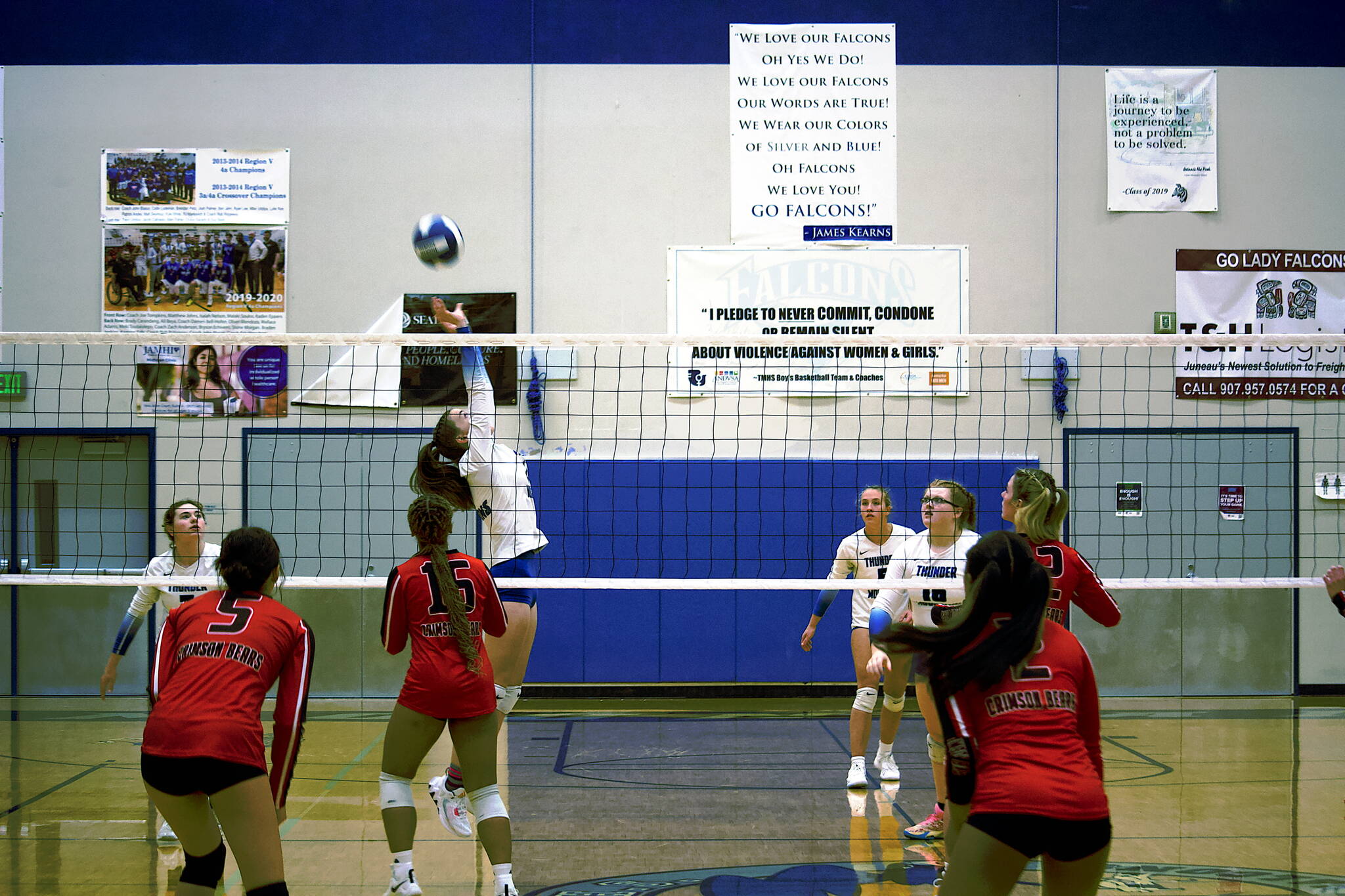 Juneau’s two high school volleyball teams, Thunder Mountain High School and Juneau-Douglas High School: Yadaa.at Kalé, face off last Saturday at TMHS as they go through polar opposite seasons this year. (Mark Sabbatini / Juneau Empire)