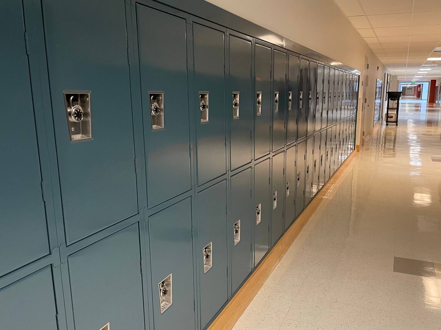 An empty hallway at Juneau-Douglas High School: Yadaa.at Kalé on July 20, 2022. (Photo by Lisa Phu/Alaska Beacon)