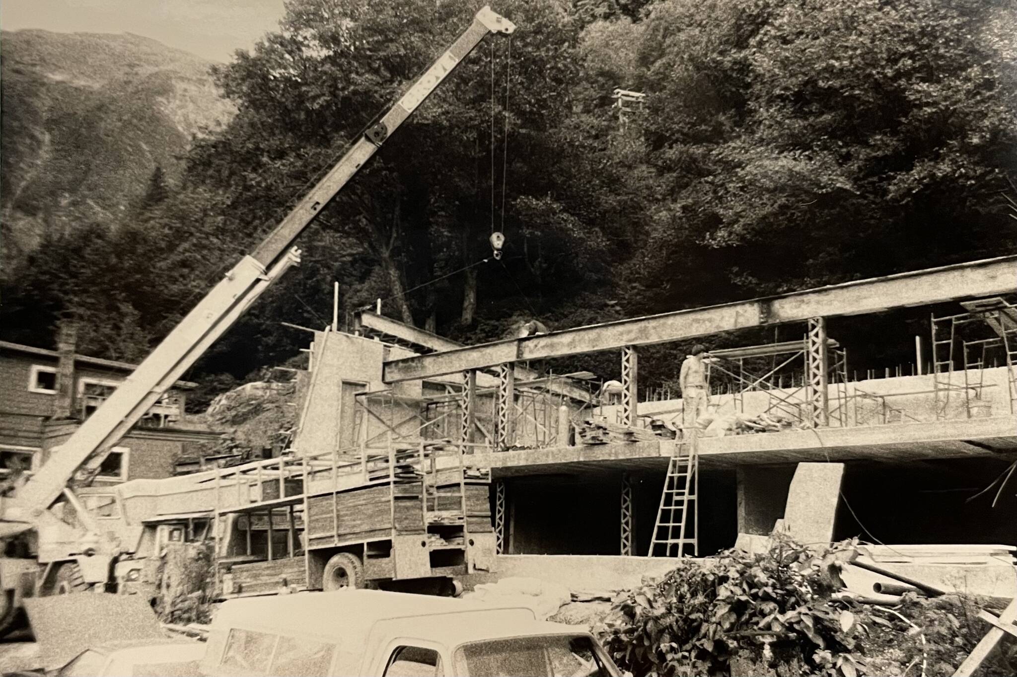 Construction in 1983 of Nancy Waterman and Bill Leighty’s downtown Juneau home using recycling steel from the 1935 Douglas Bridge. (Photo courtesy of Nancy Waterman and Bill Leighty)